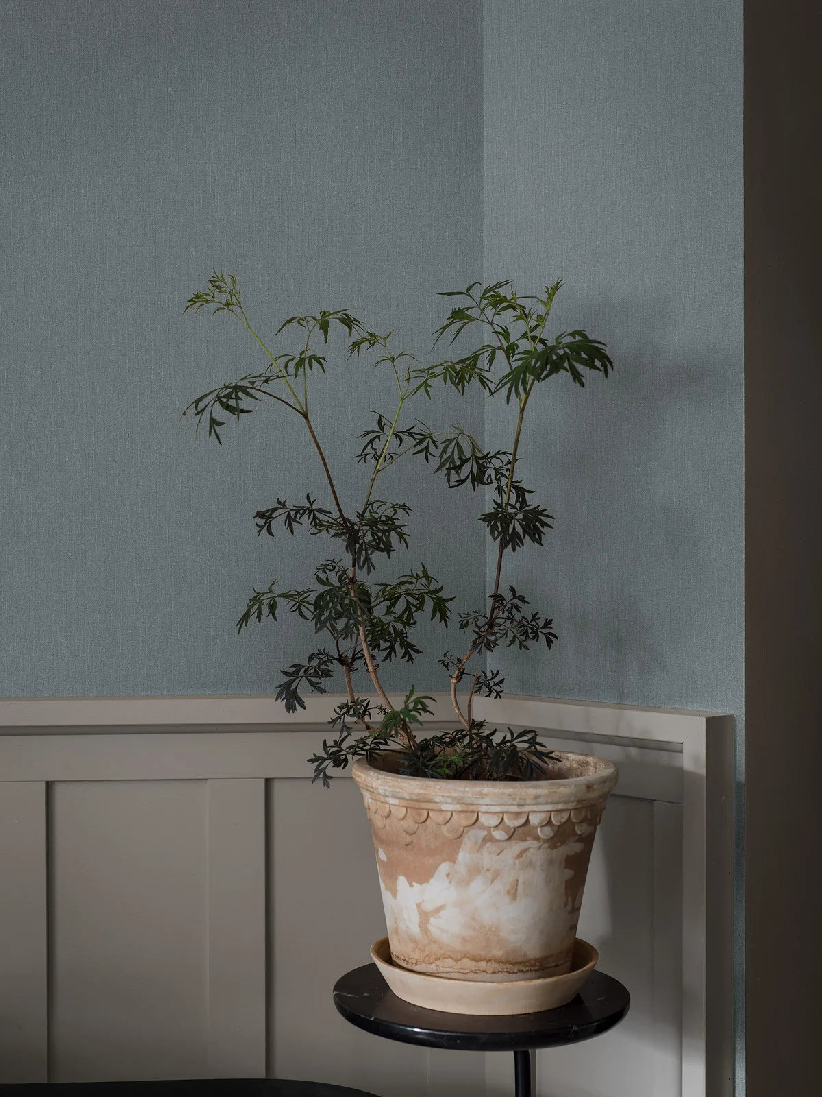 Tapeta se strukturou imitující len LINEN - DUSTY DENIM, tlumená modrá