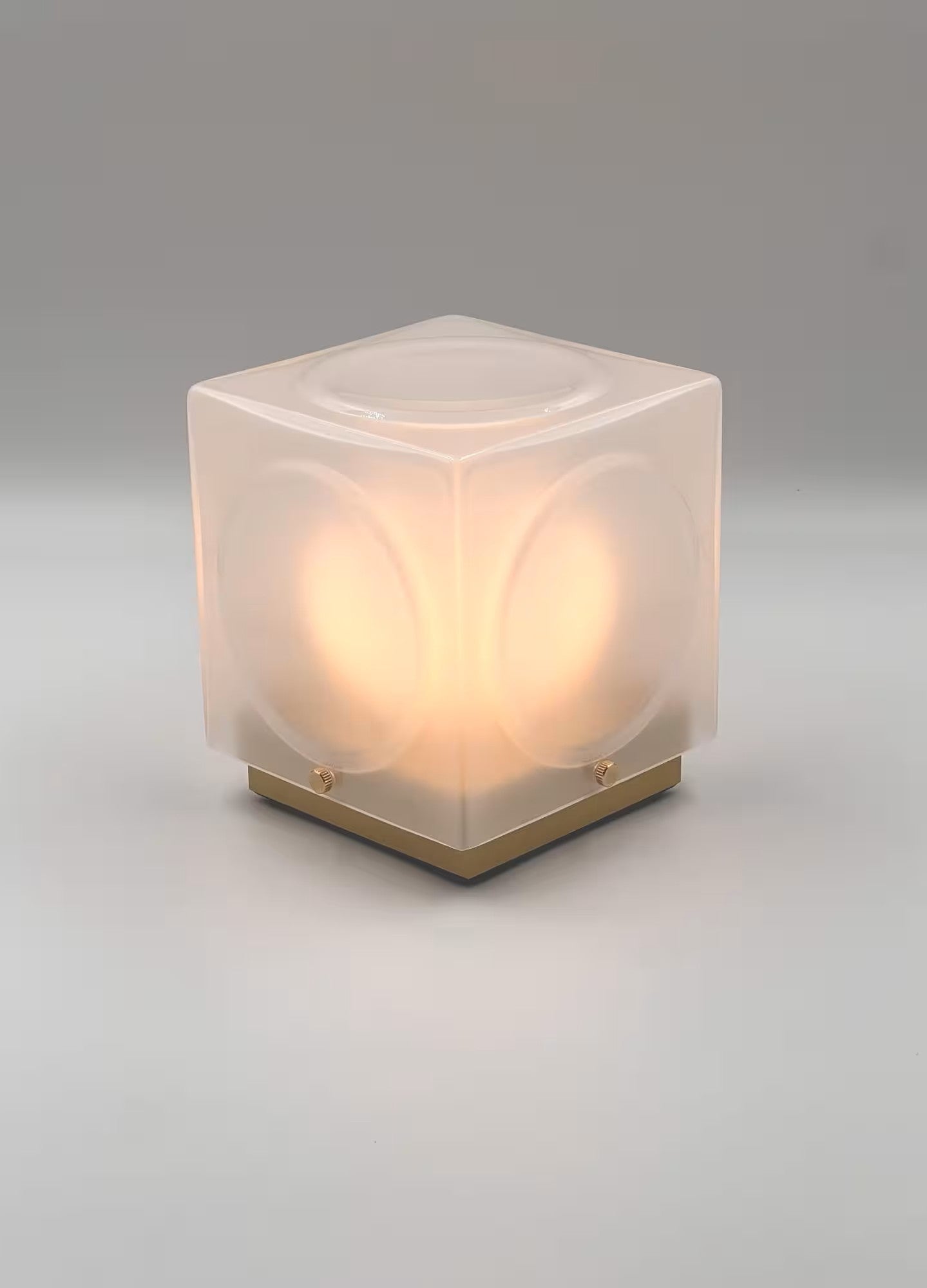 Přenosná lampa CHANT s matným stínidlem a zlatým podstavcem.