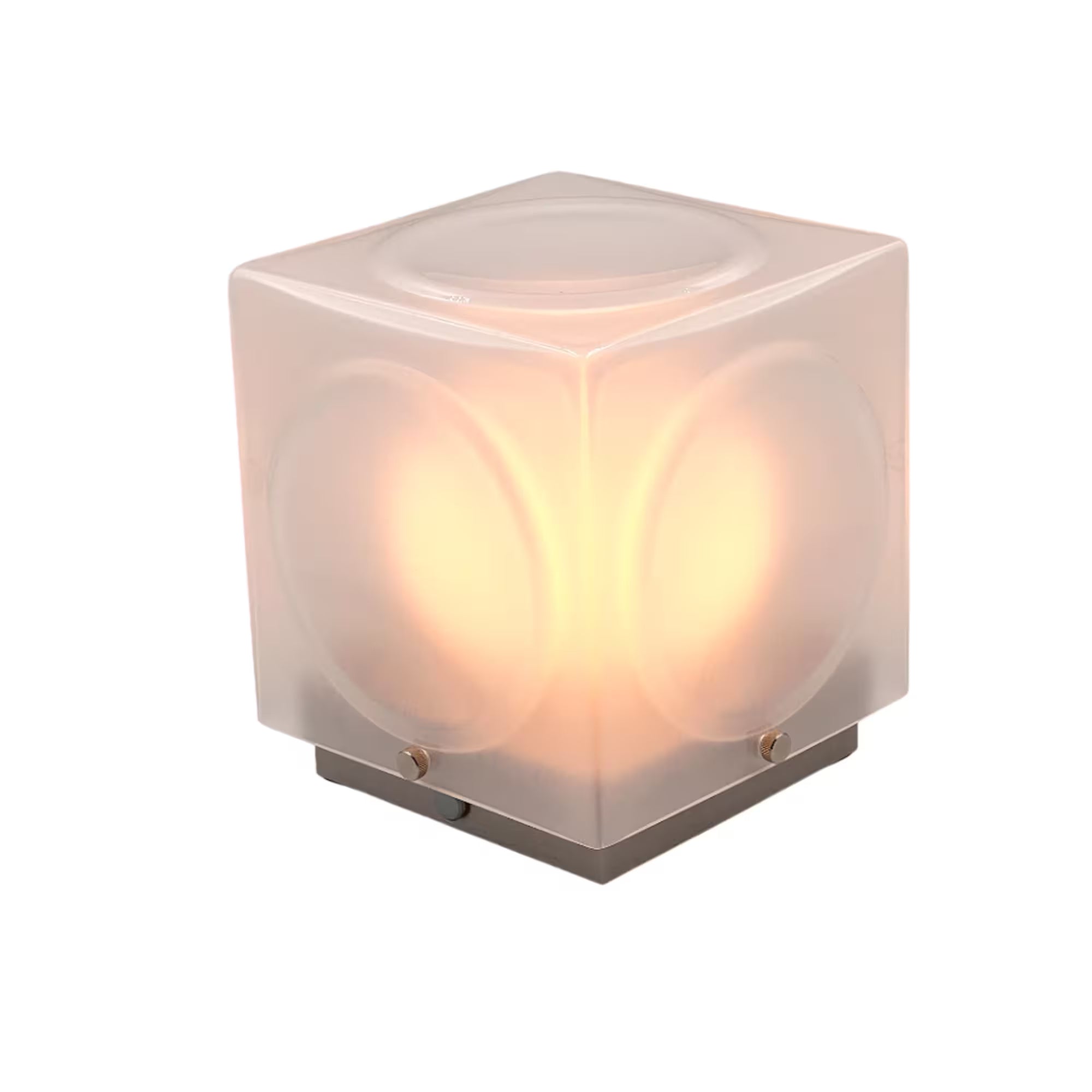Přenosná lampa CHANT s matným stínidlem a stříbrným podstavcem.