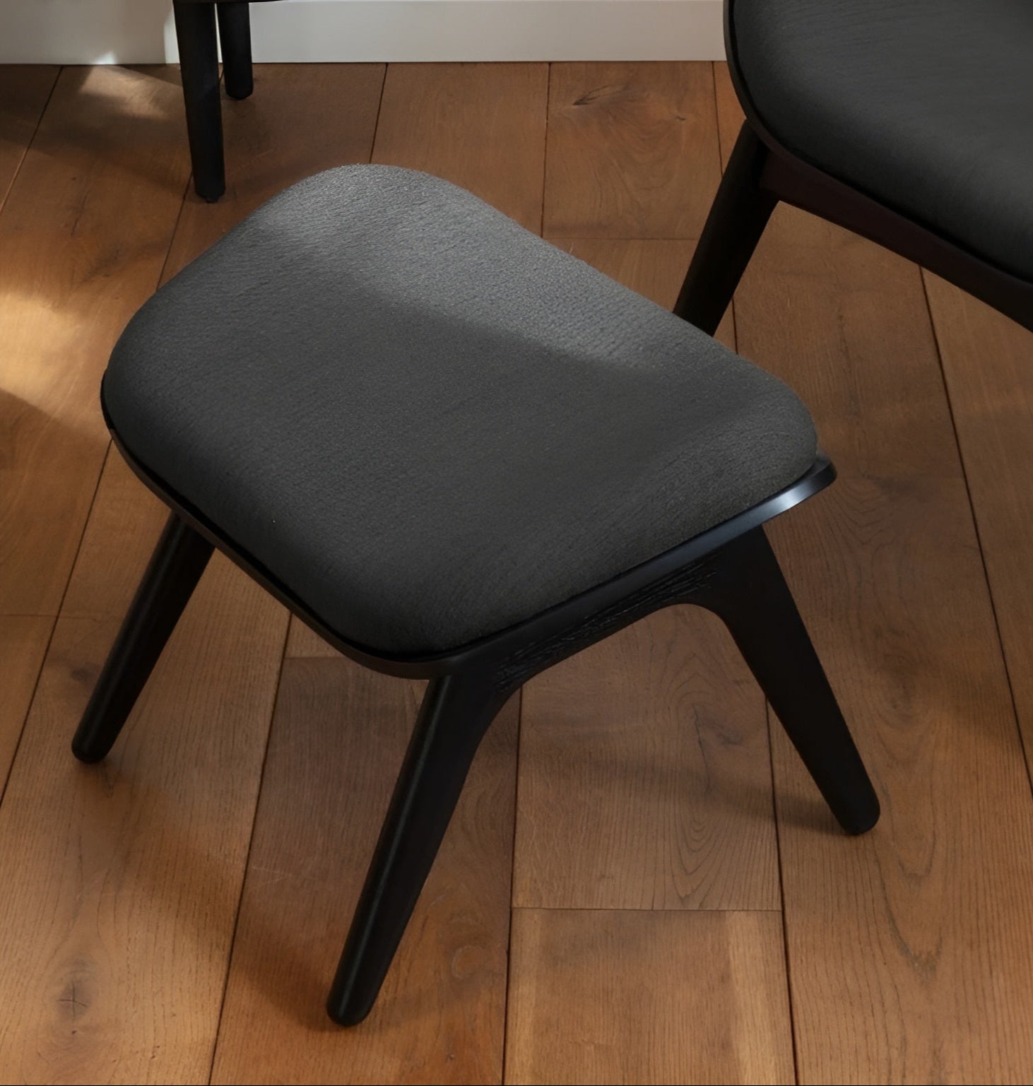 Podnožník READER černá kůže s černým podstavcem