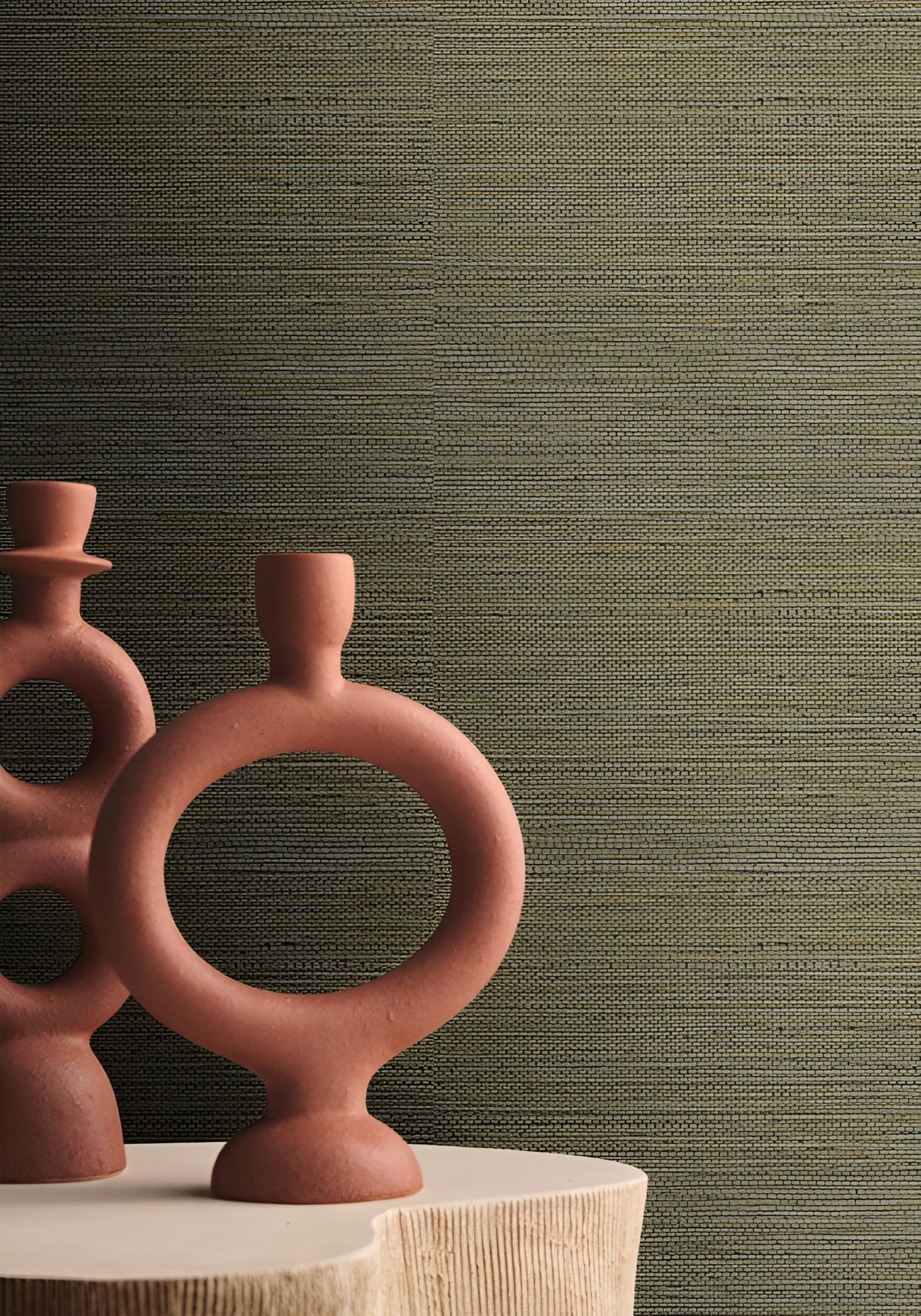 Tapeta se strukturou napodobující vlákna mořské trávy ZOSTERA - KAKI tmavě zelená