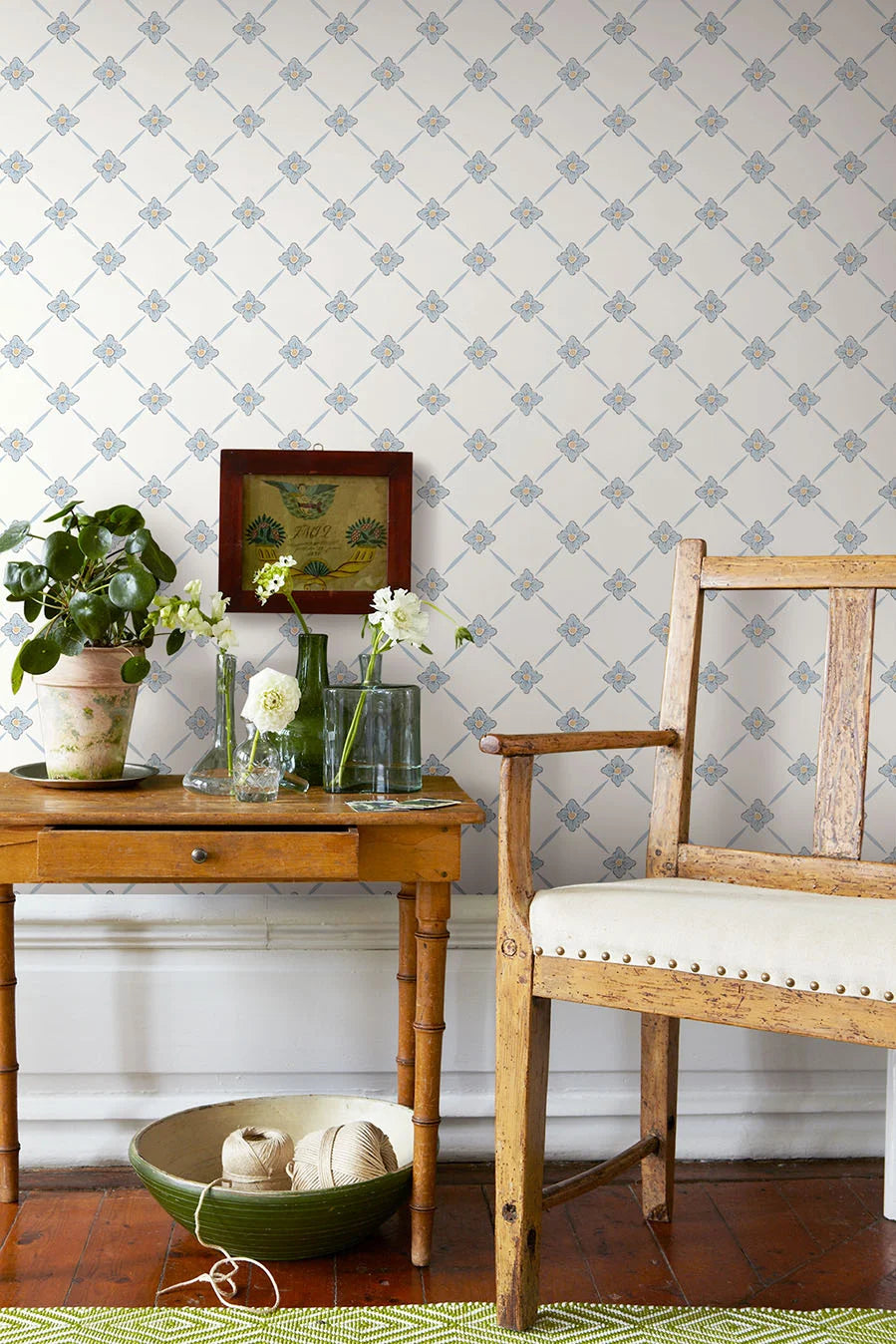 Non-woven paper wallpaper with a botanical pattern LINNÉ warm white with blue