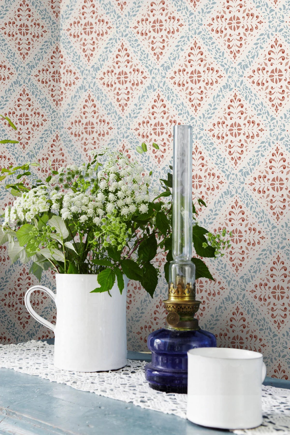 Tapeta flizelinowa papierowa z abstrakcyjnym wzorem NYBORG terakota z niebieskim