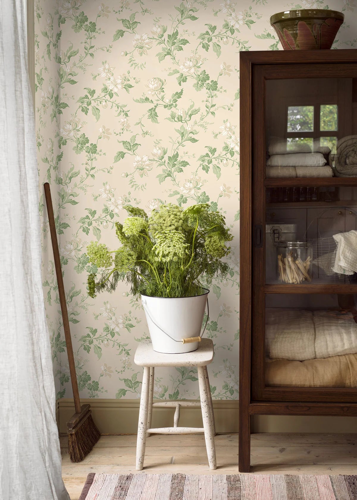 Papírová flizelinová tapeta s rostlinným vzorem BLOMSLINGA růžová se zelenou