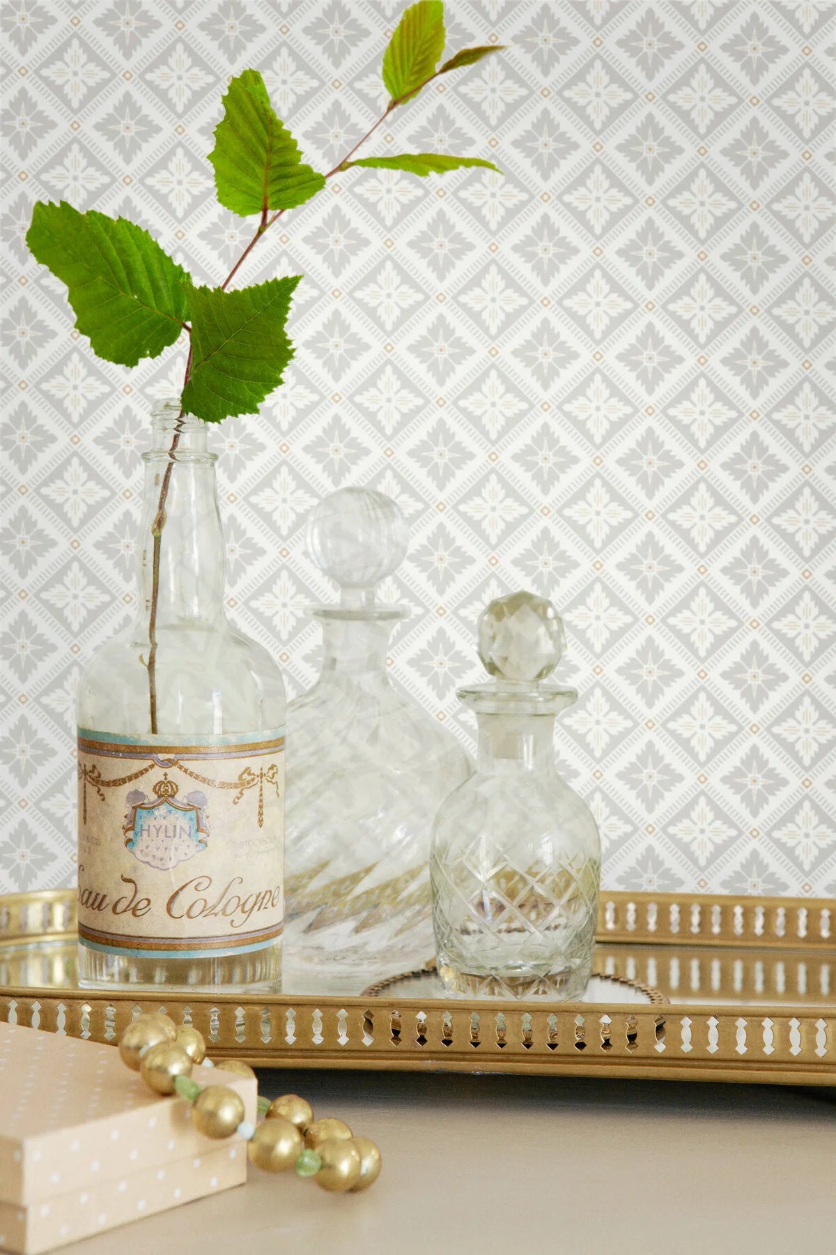 Tapeta flizelinowa papierowa z geometrycznym wzorem LOKA biały z szarym