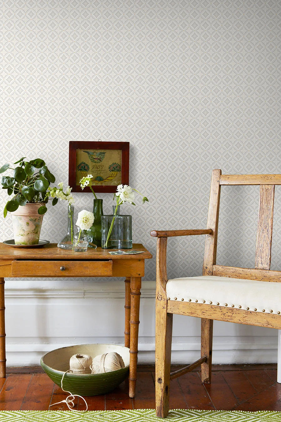 Tapeta flizelinowa papierowa z geometrycznym wzorem LOKA biały z szarym