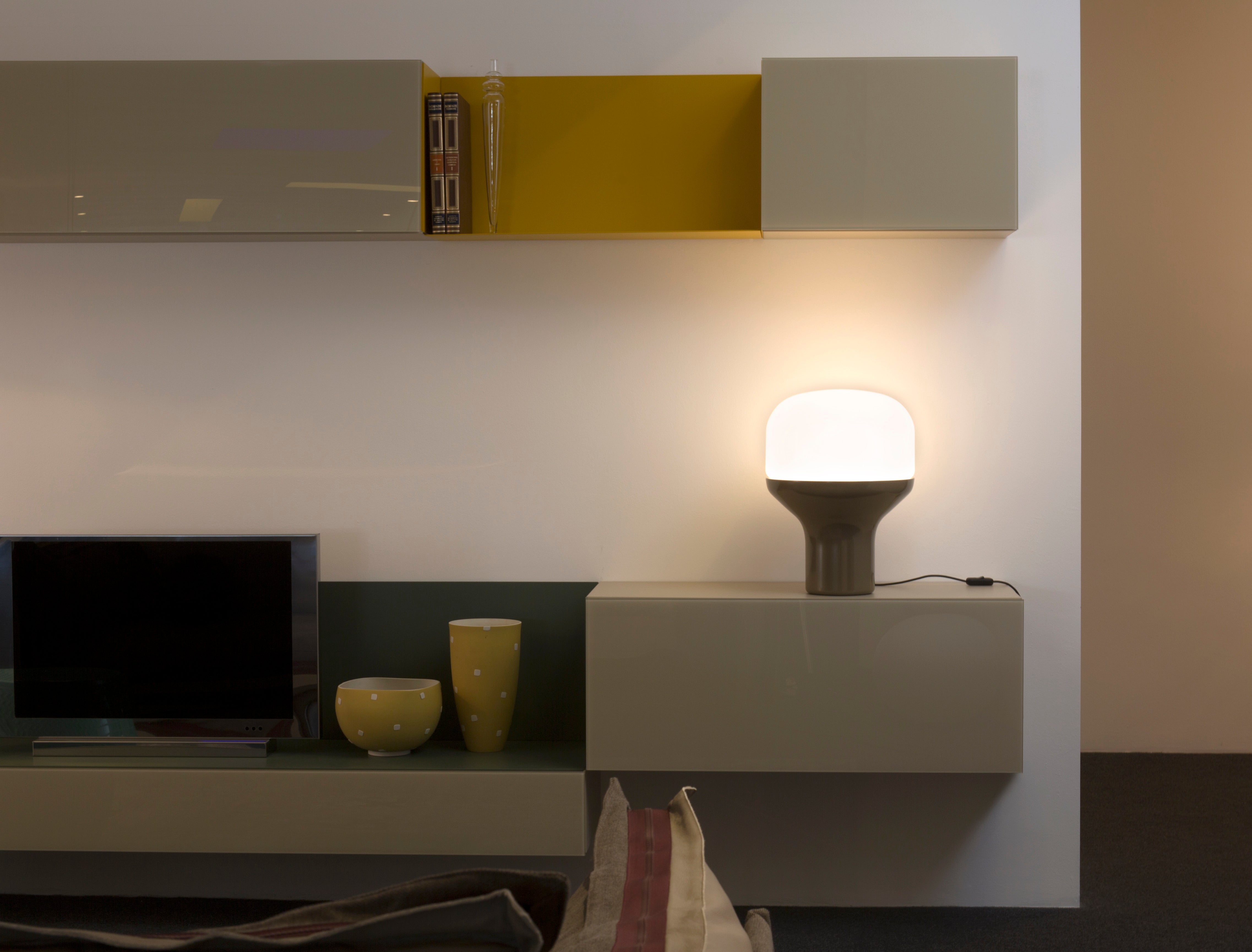 Stolní lampa DELUX s opálovým sklem a černým podstavcem