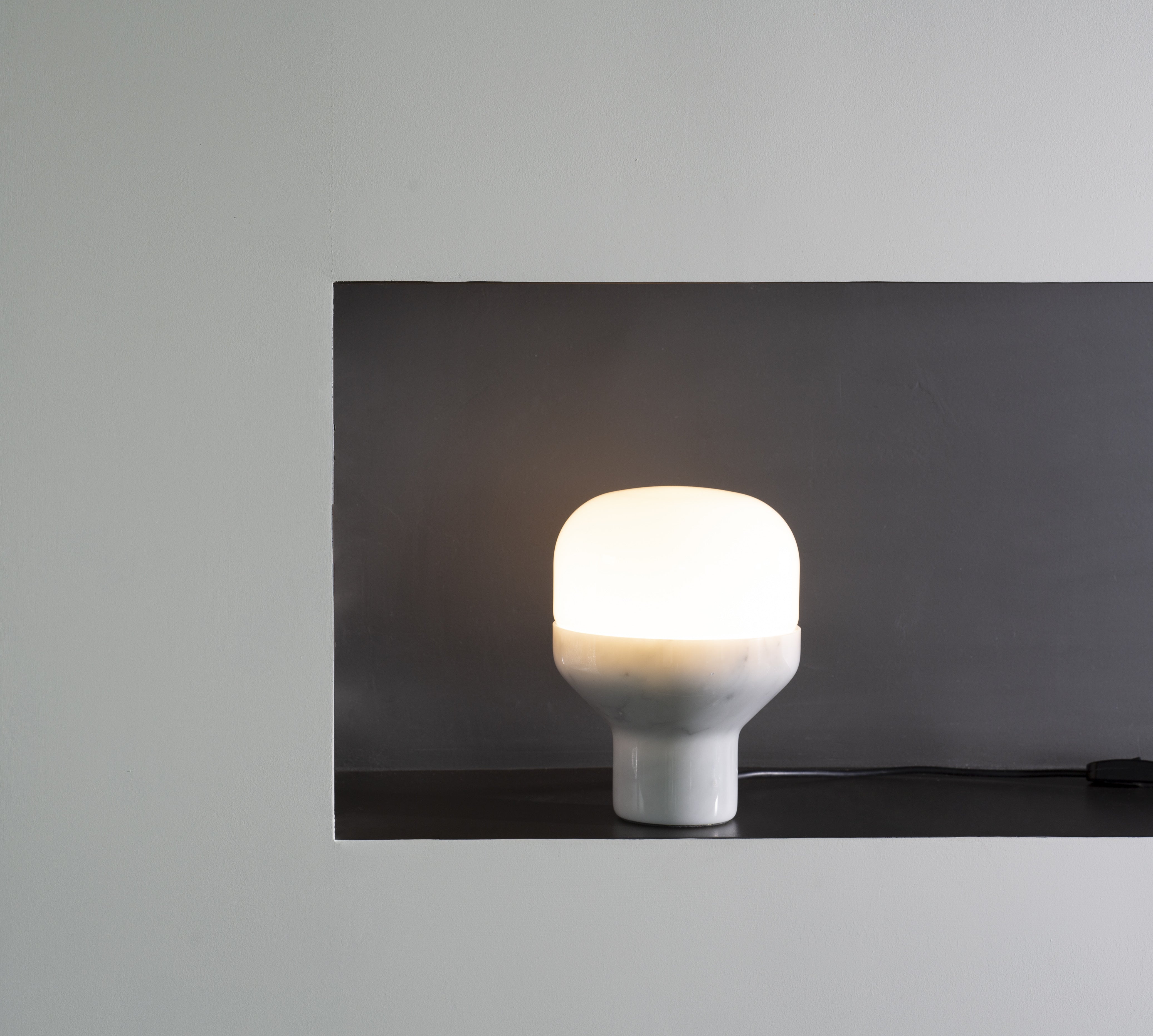 Stolní lampa DELUX s opálovým sklem a černým podstavcem
