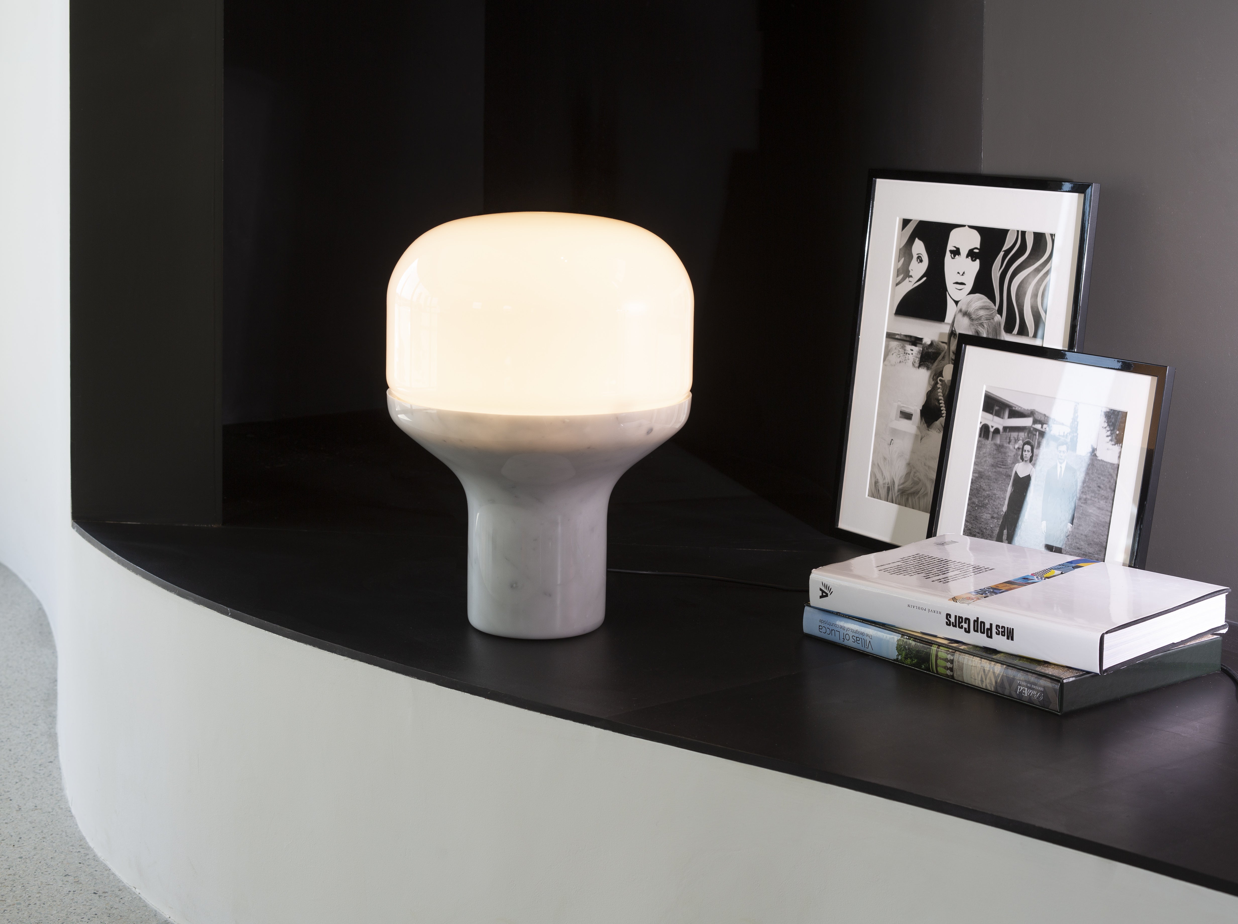 Stolní lampa DELUX s opálovým sklem a černým podstavcem