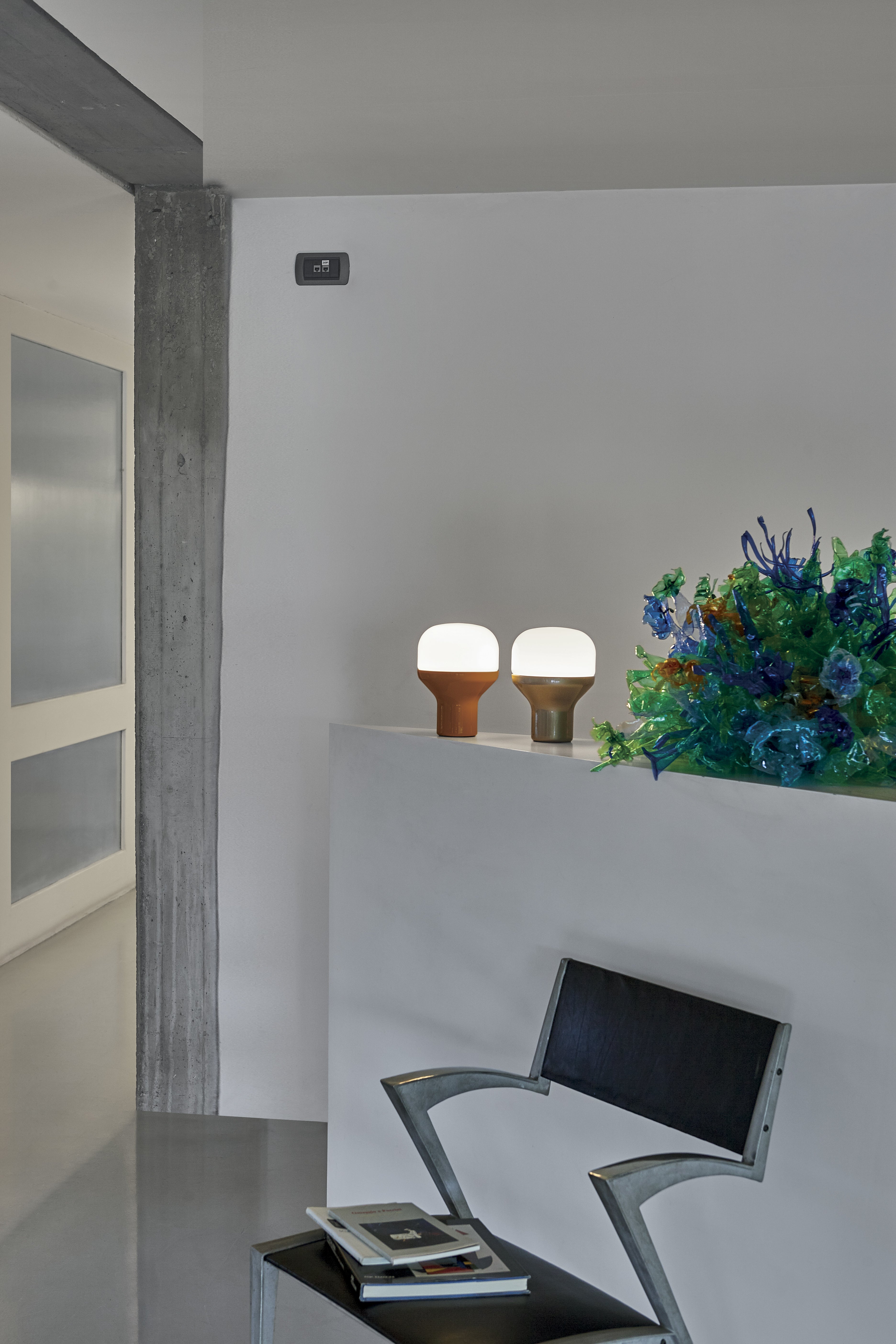 Stolní lampa DELUX s opálovým sklem a černým podstavcem