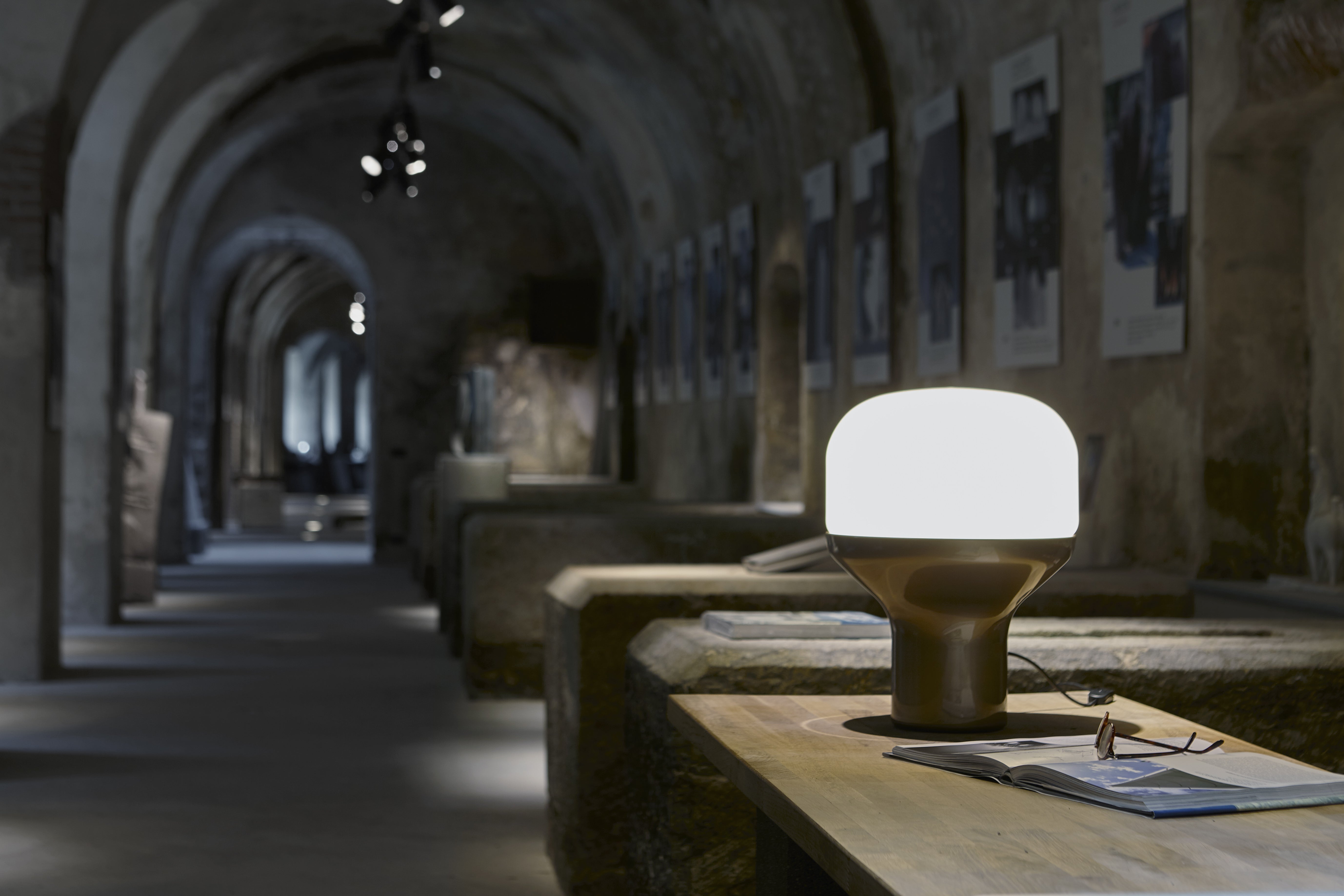 Stolní lampa DELUX s opálovým sklem a černým podstavcem