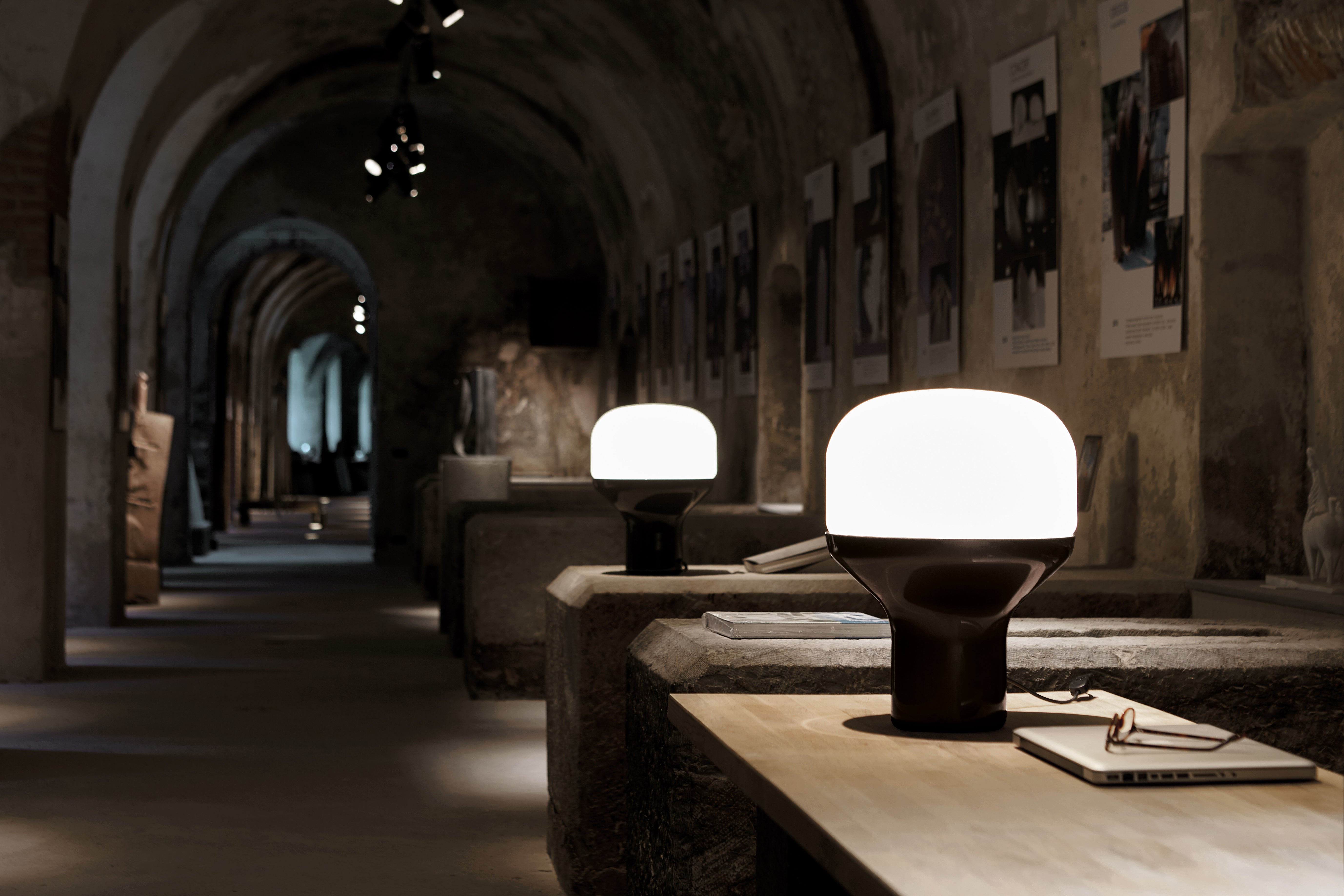 Stolní lampa DELUX s opálovým sklem a černým podstavcem