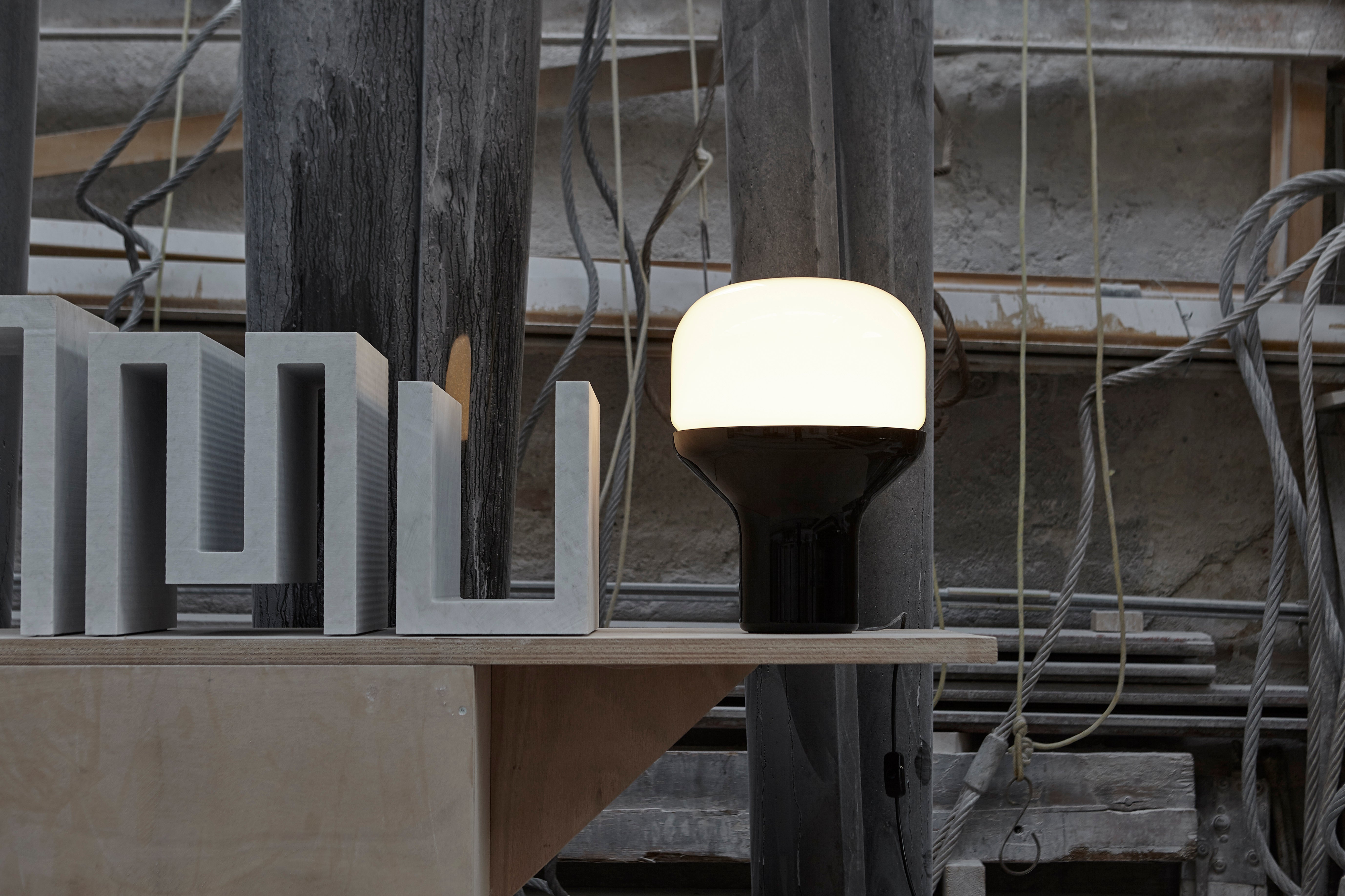 Stolní lampa DELUX s opálovým sklem a černým podstavcem