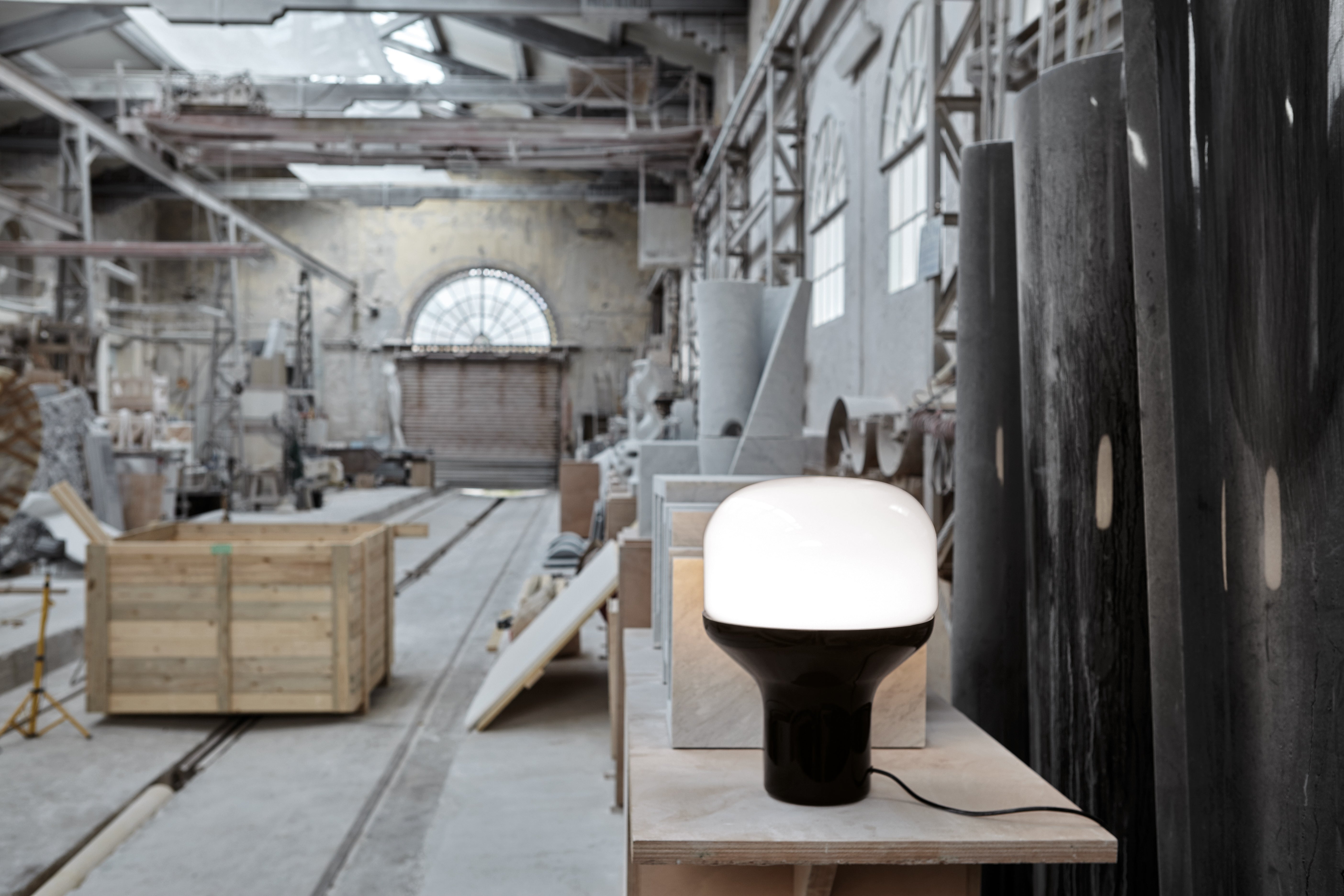 Stolní lampa DELUX s opálovým sklem a černým podstavcem