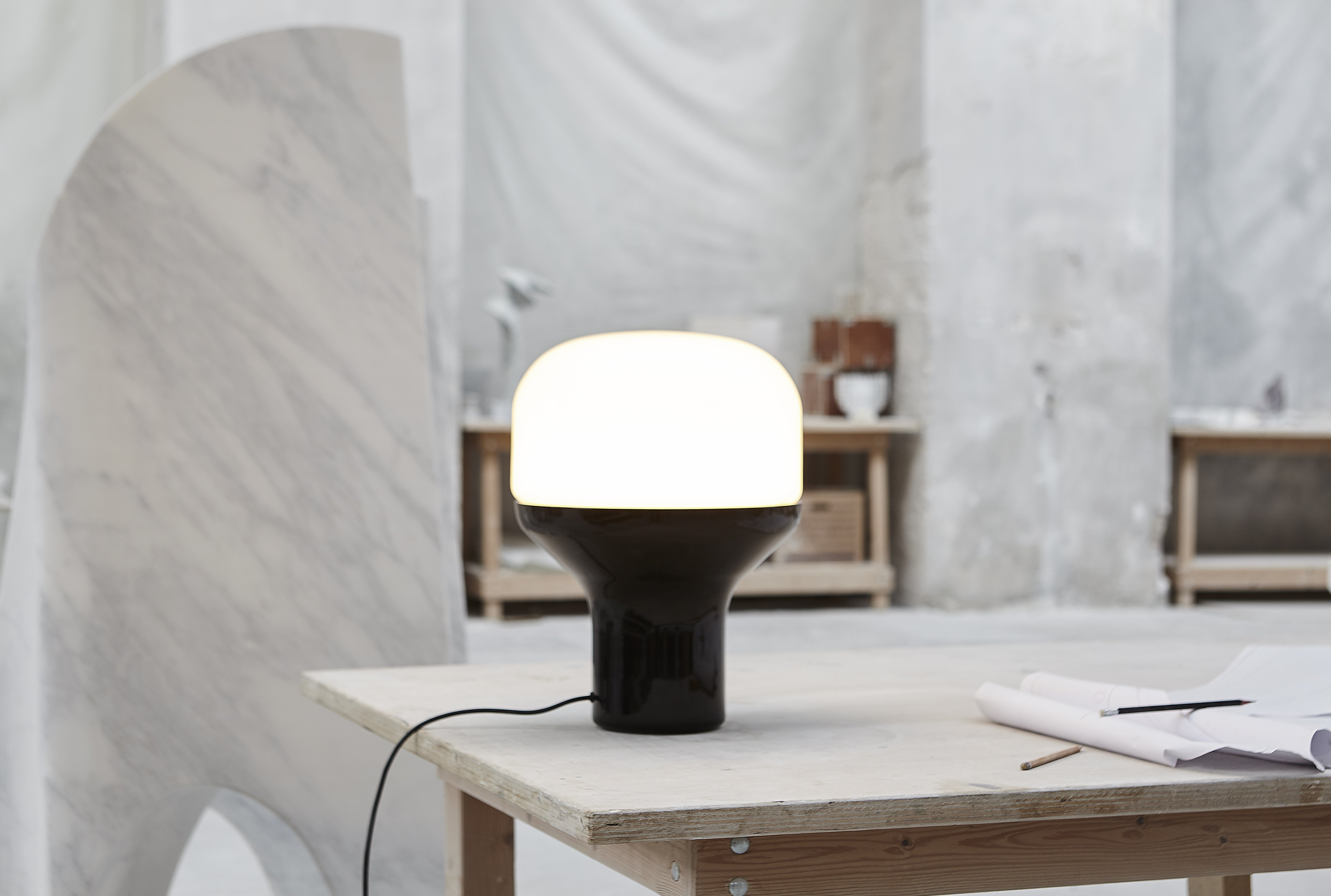 Stolní lampa DELUX s opálovým sklem a černým podstavcem