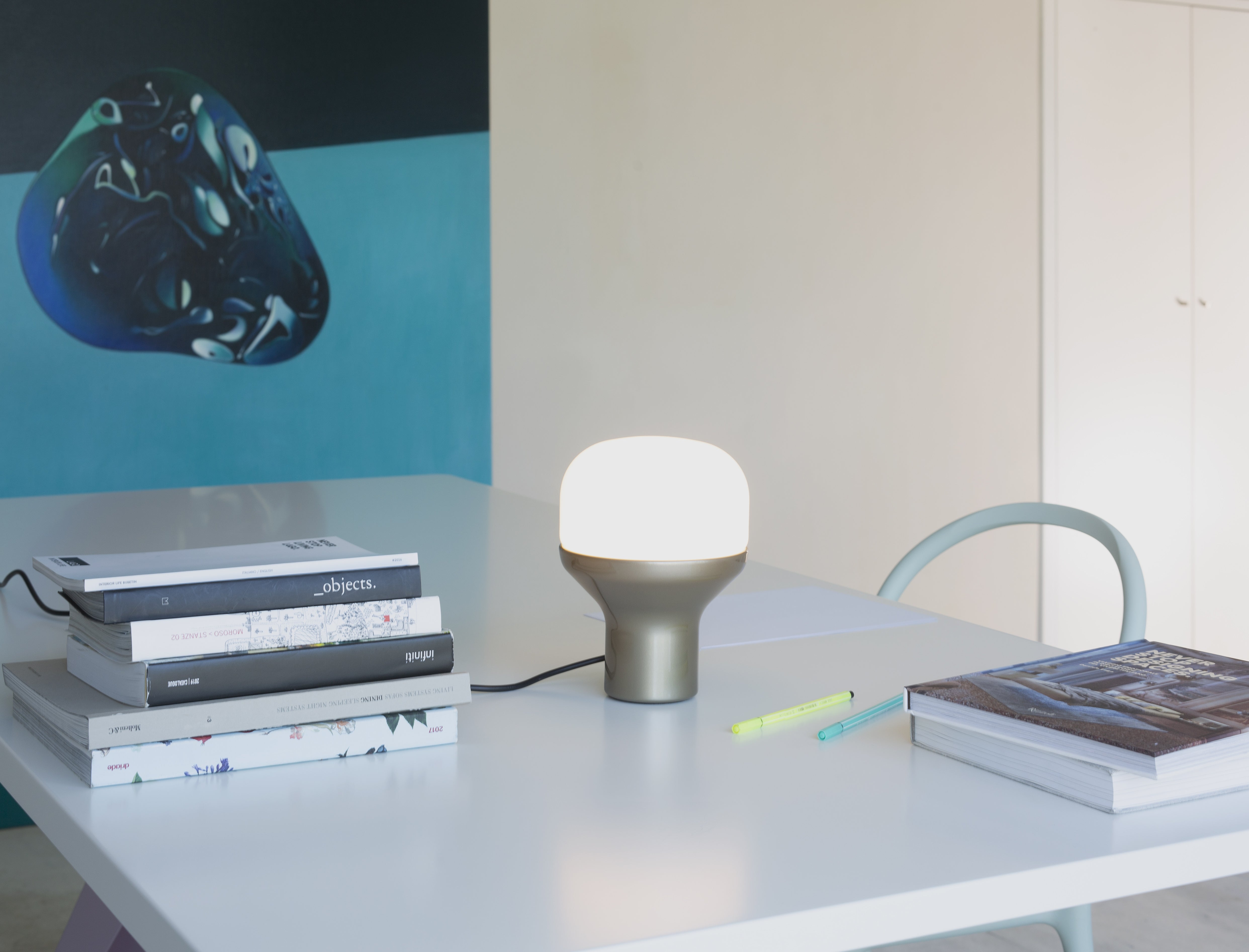 Stolní lampa DELUX s opálovým sklem a černým podstavcem