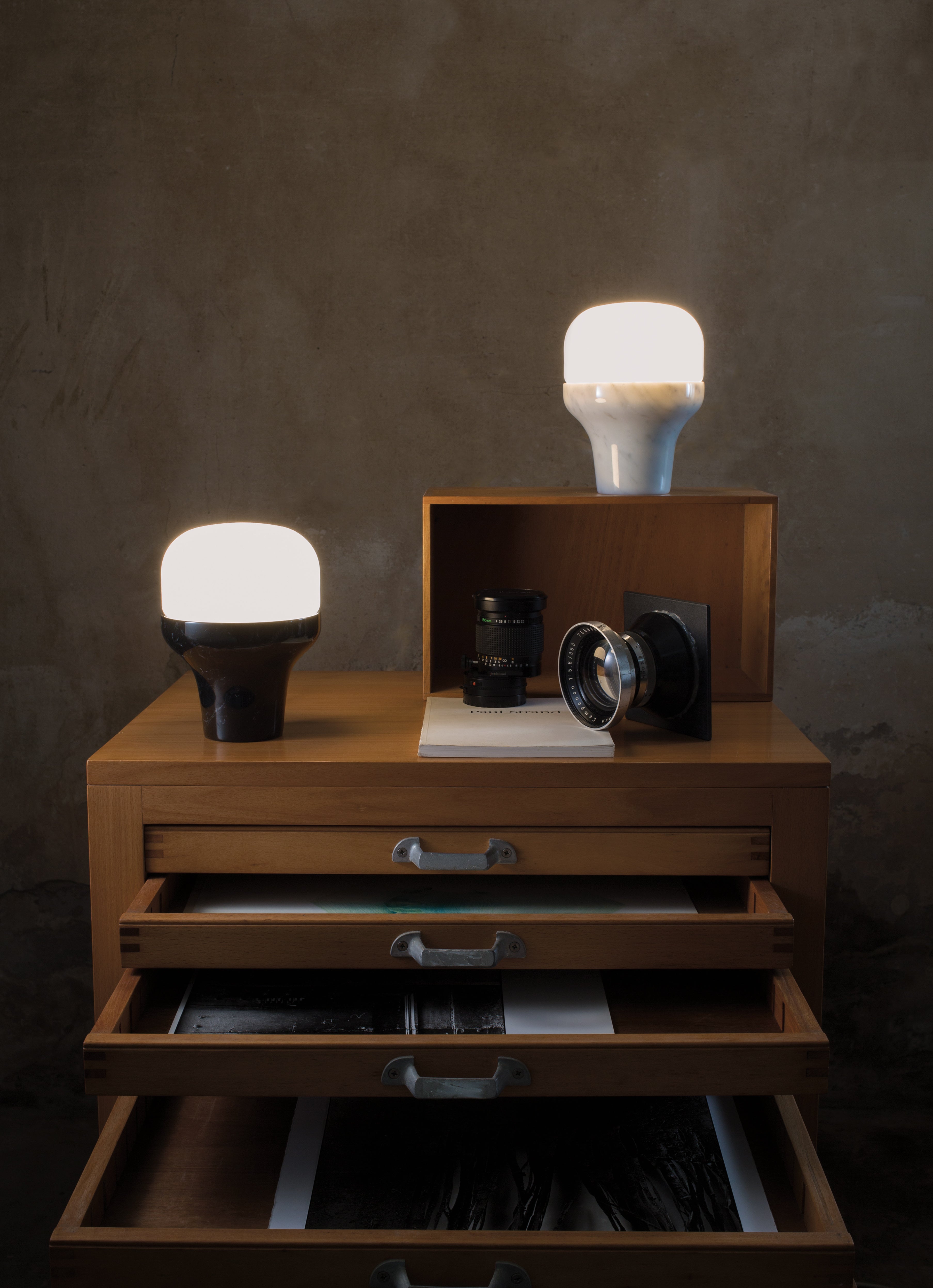 Stolní lampa DELUX s opálovým sklem a černým podstavcem