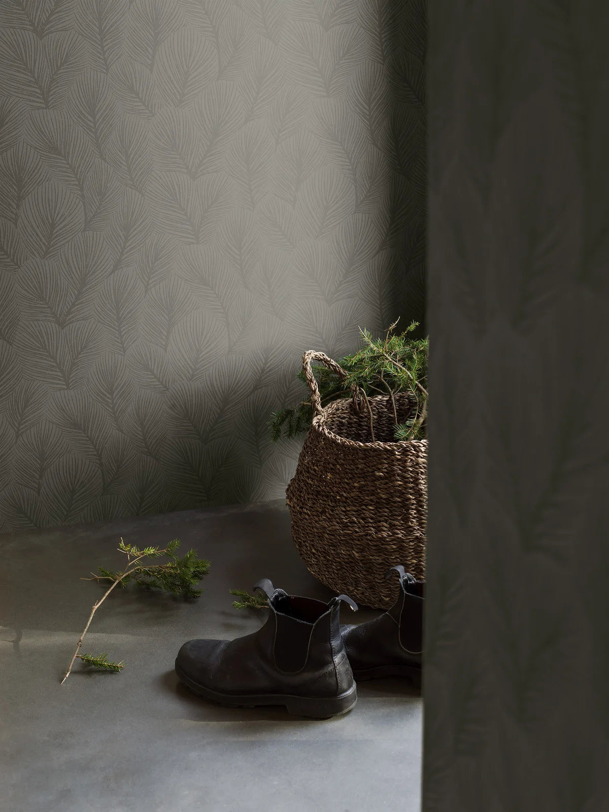 Tapeta s rostlinným motivem v tmavě zelené barvě PINE TREE