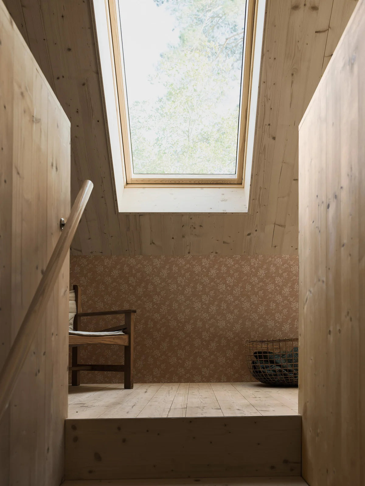 Tapeta z roślinnym wzorem kwiatów HIP ROSE brązowy z beżowym