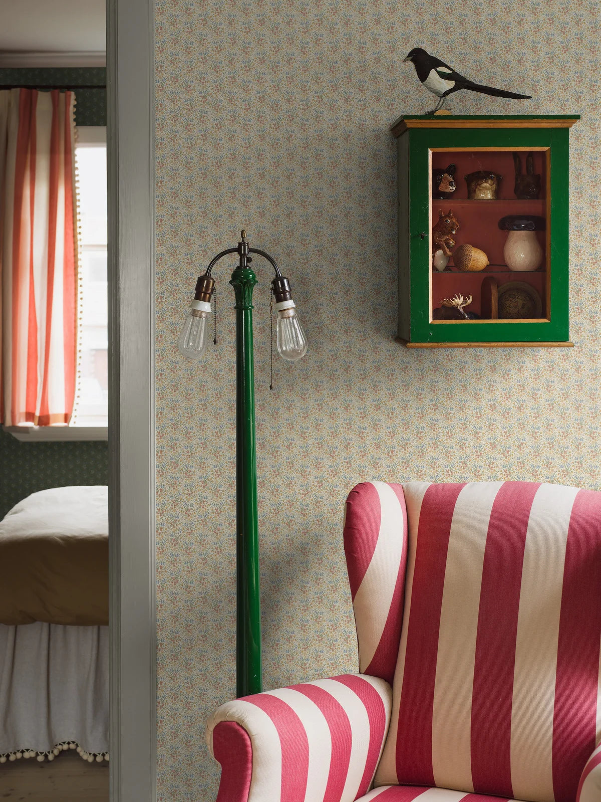 Tapeta s rostlinným motivem květin BELLA béžová