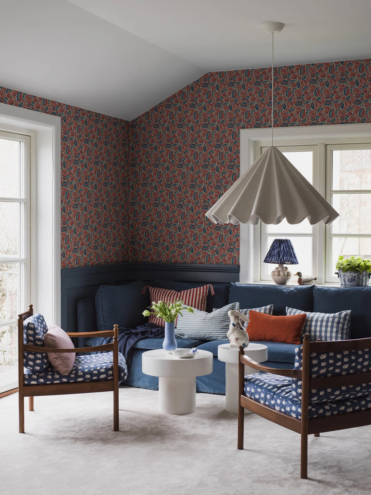 Tapeta s rostlinným motivem květin ELISE červená s modrou