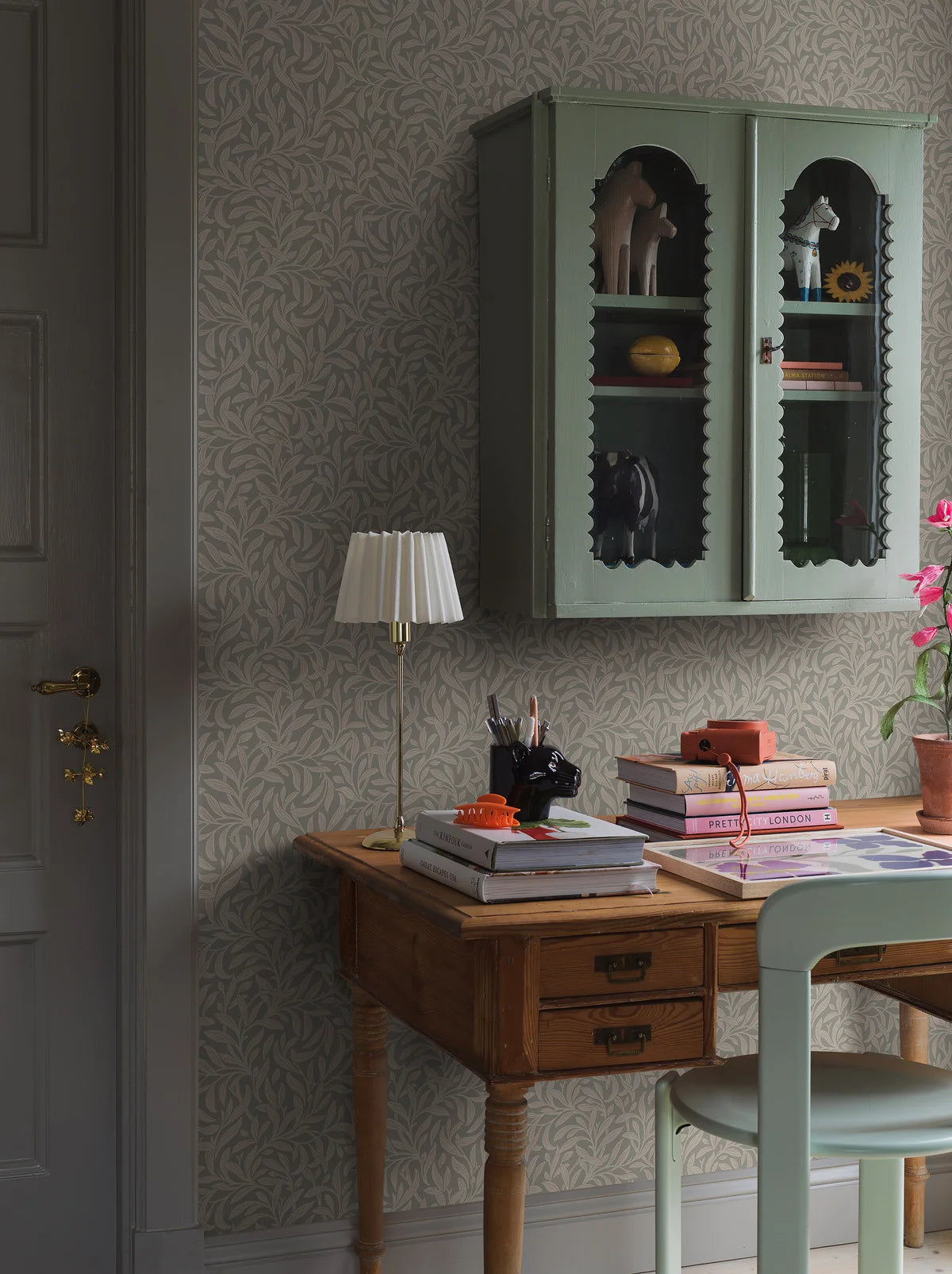 Tapeta s rostlinným motivem v listech VINTERGRONA zelená s béžovou