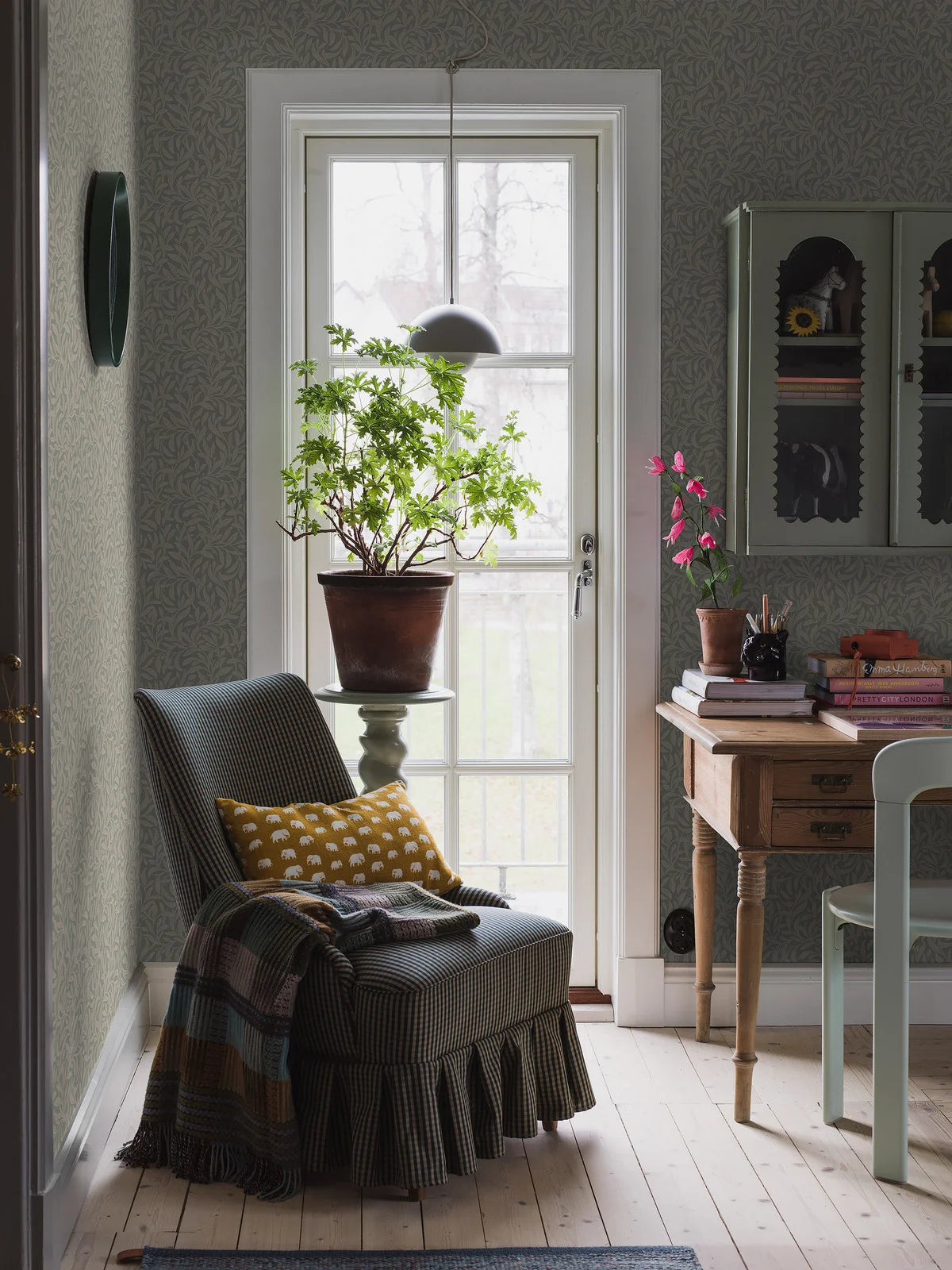 Tapeta s rostlinným motivem v listech VINTERGRONA šedá s béžovou