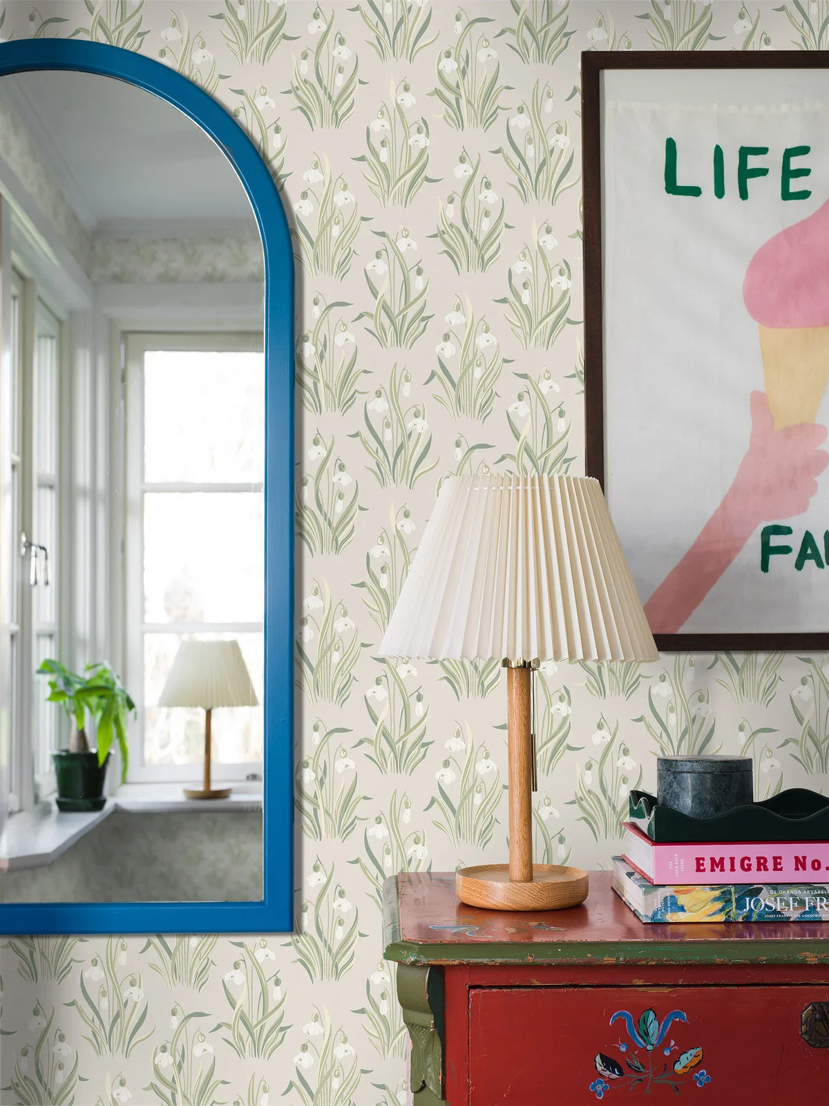 Tapeta s rostlinným motivem květin SNODROPPE béžová se zelenou