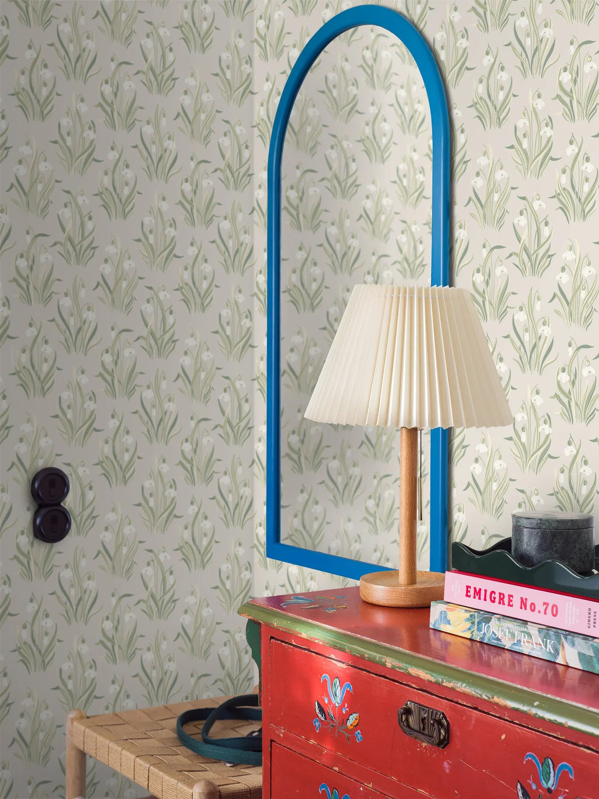 Tapeta s rostlinným motivem květin SNODROPPE béžová se zelenou