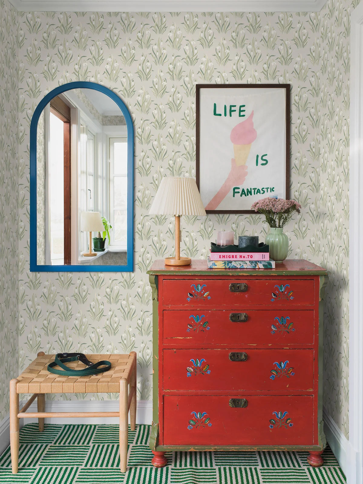 Tapeta s rostlinným motivem květin SNODROPPE béžová se zelenou