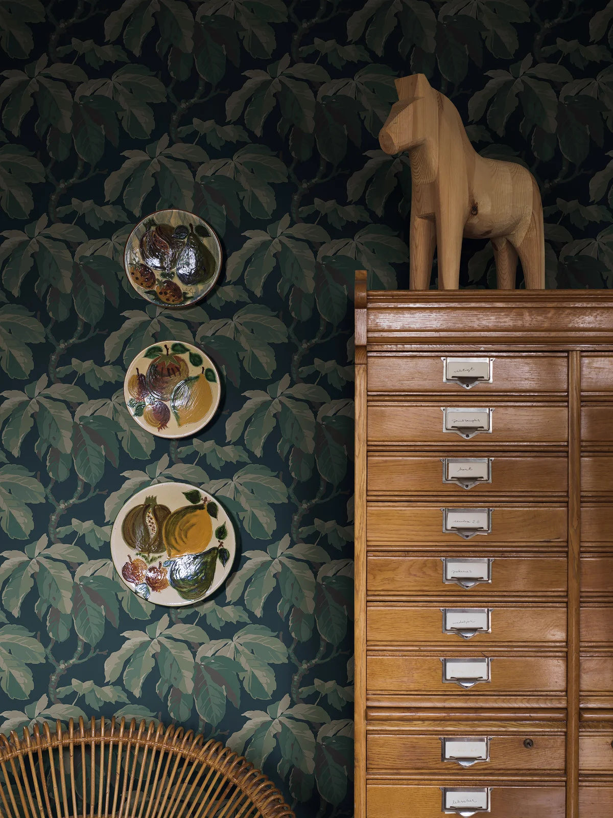 Tapeta s rostlinným motivem listů KASTANJI tmavě zelená