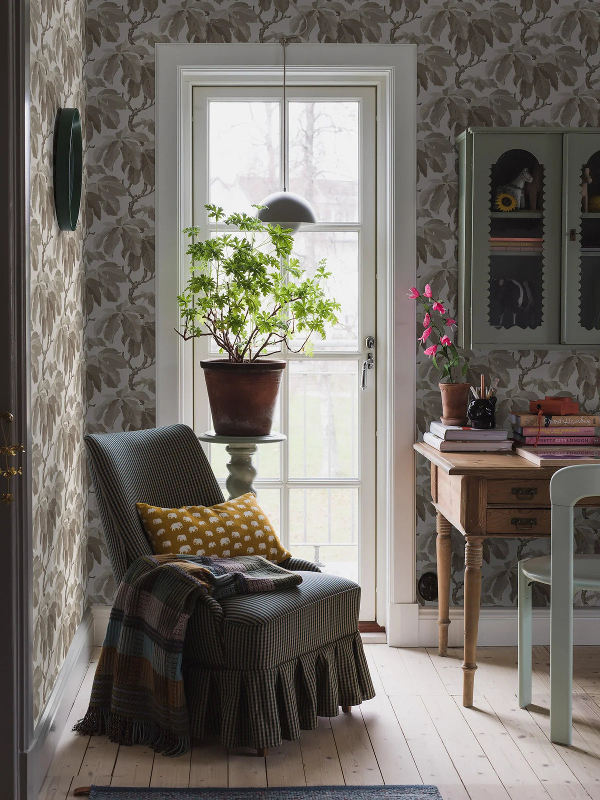 Tapeta s rostlinným motivem listů KASTANJI bílá s hnědou