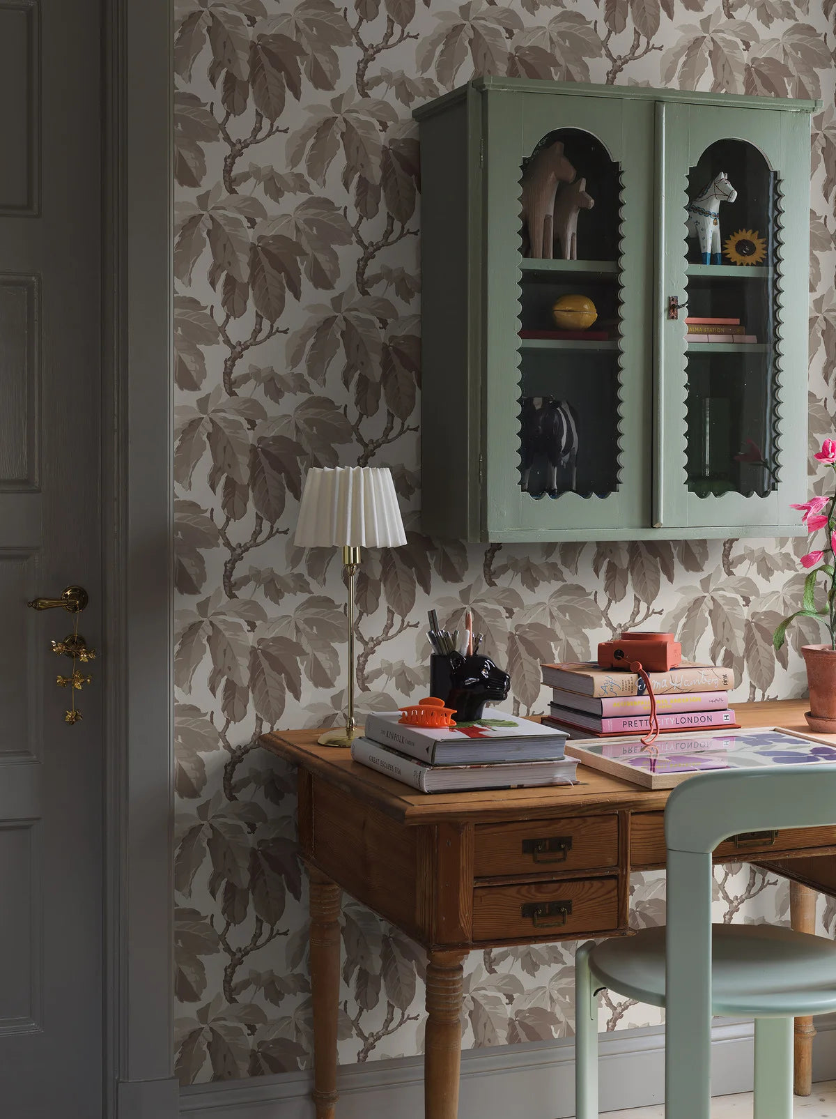 Tapeta s rostlinným motivem listů KASTANJI bílá s hnědou