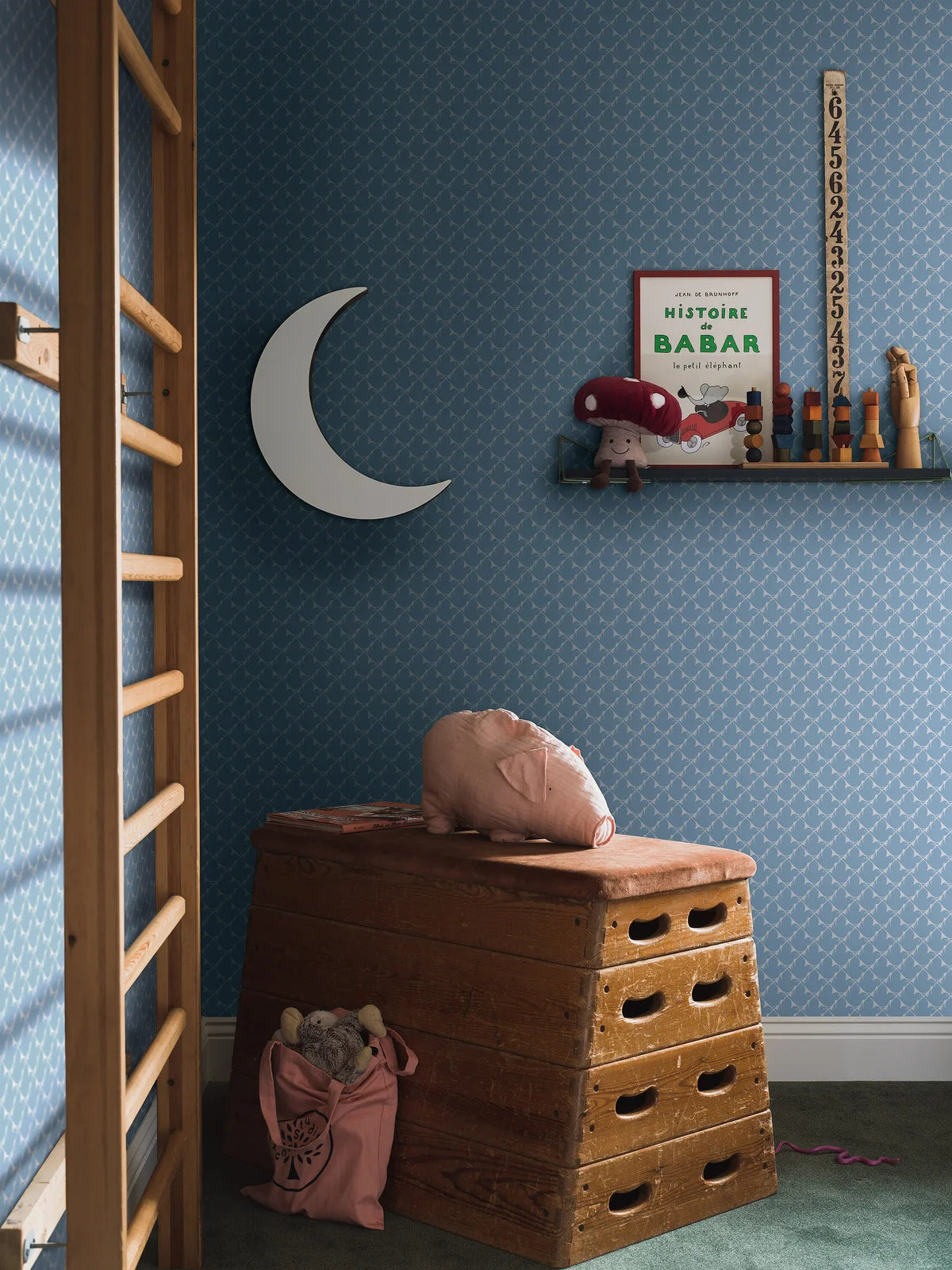 Tapeta s geometrickým motivem PIPPI modrá s bílou