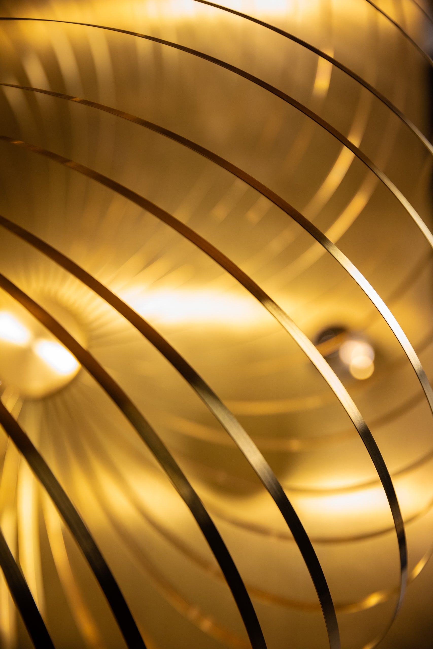 Zlatá závěsná lampa SPRING