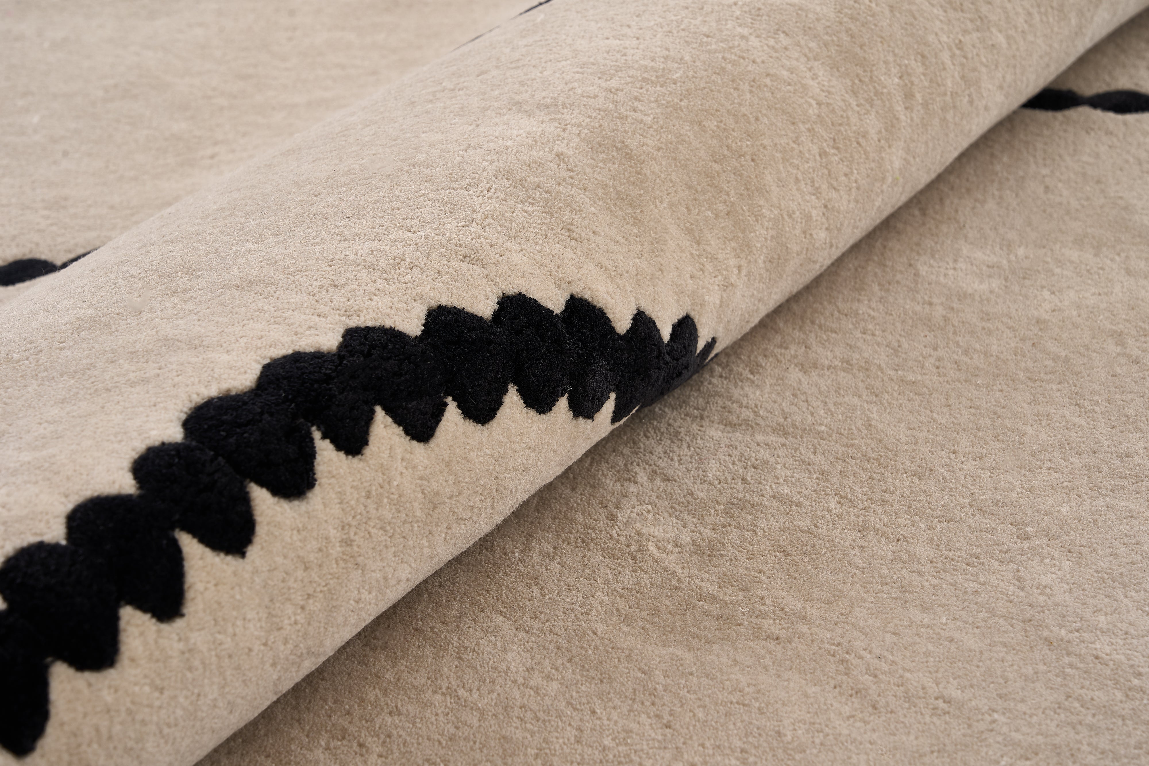 Dywan LUNA beżowy z czarnym wzorem