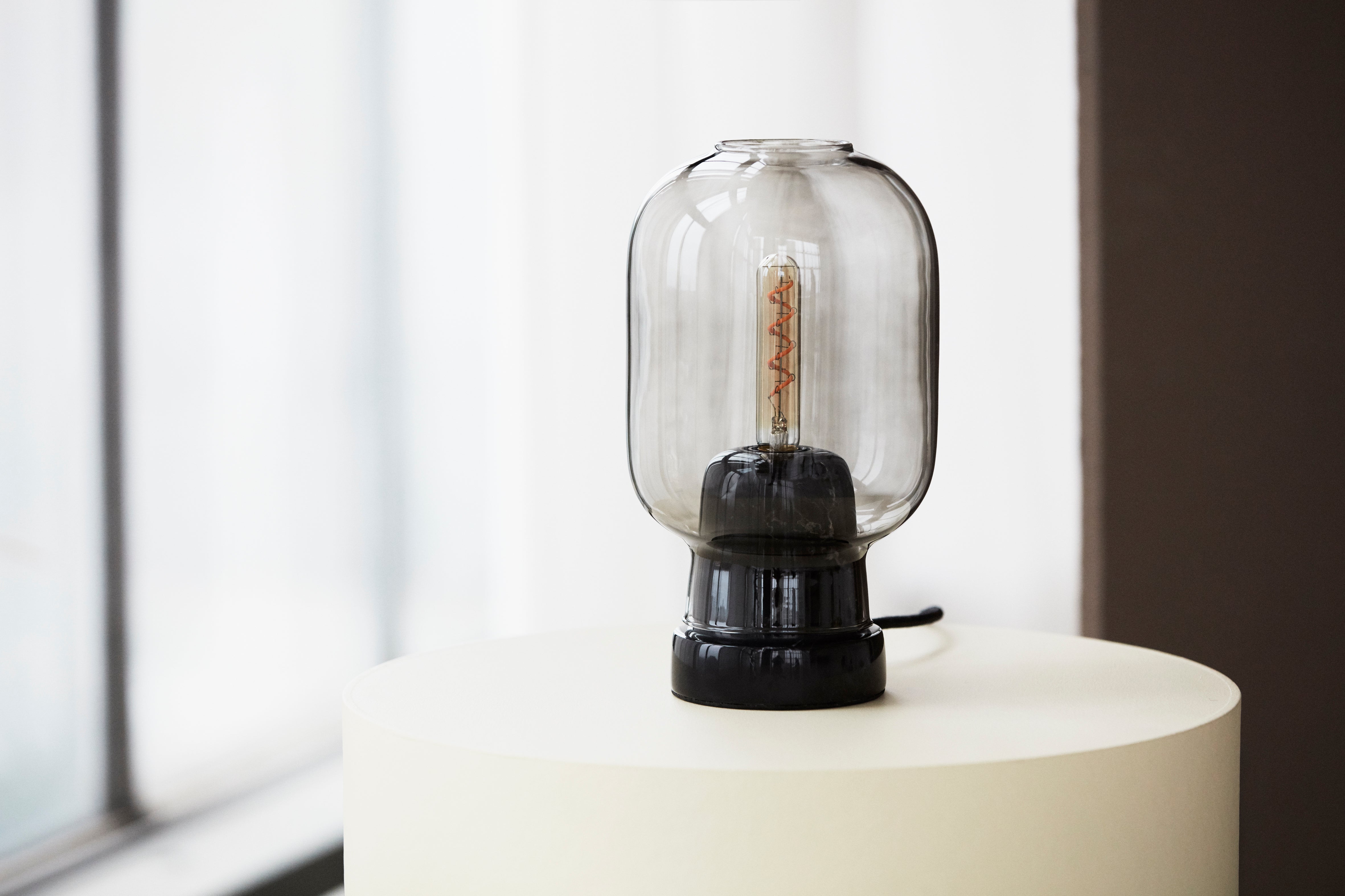 Stolní lampa AMP sklo kouřové s černým mramorem