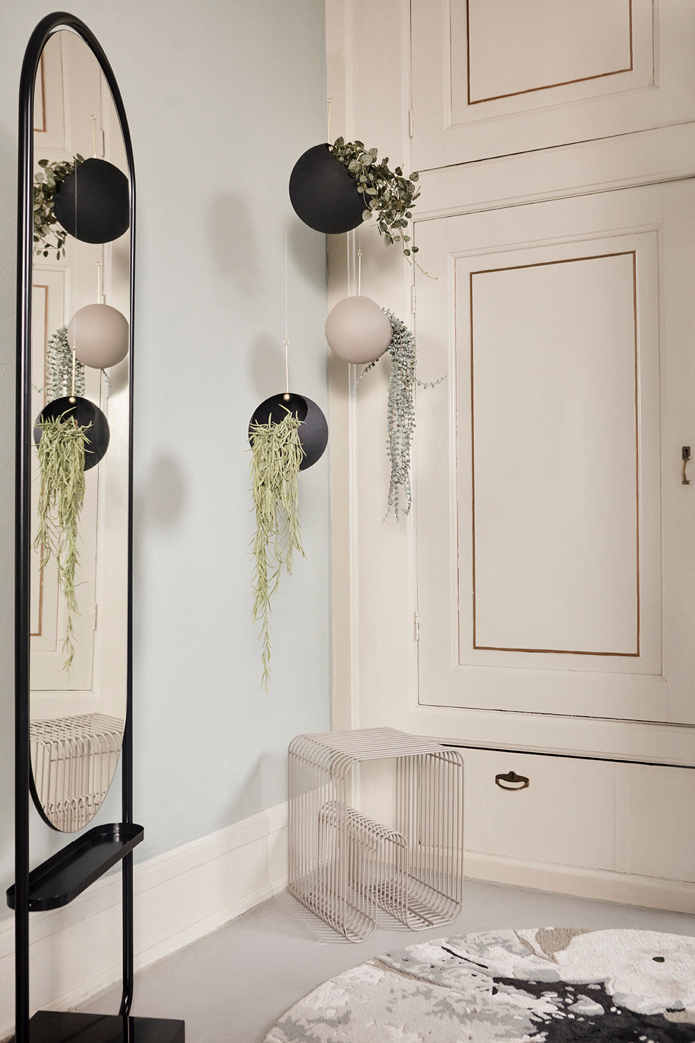 Závěsný květináč GLOBE černý