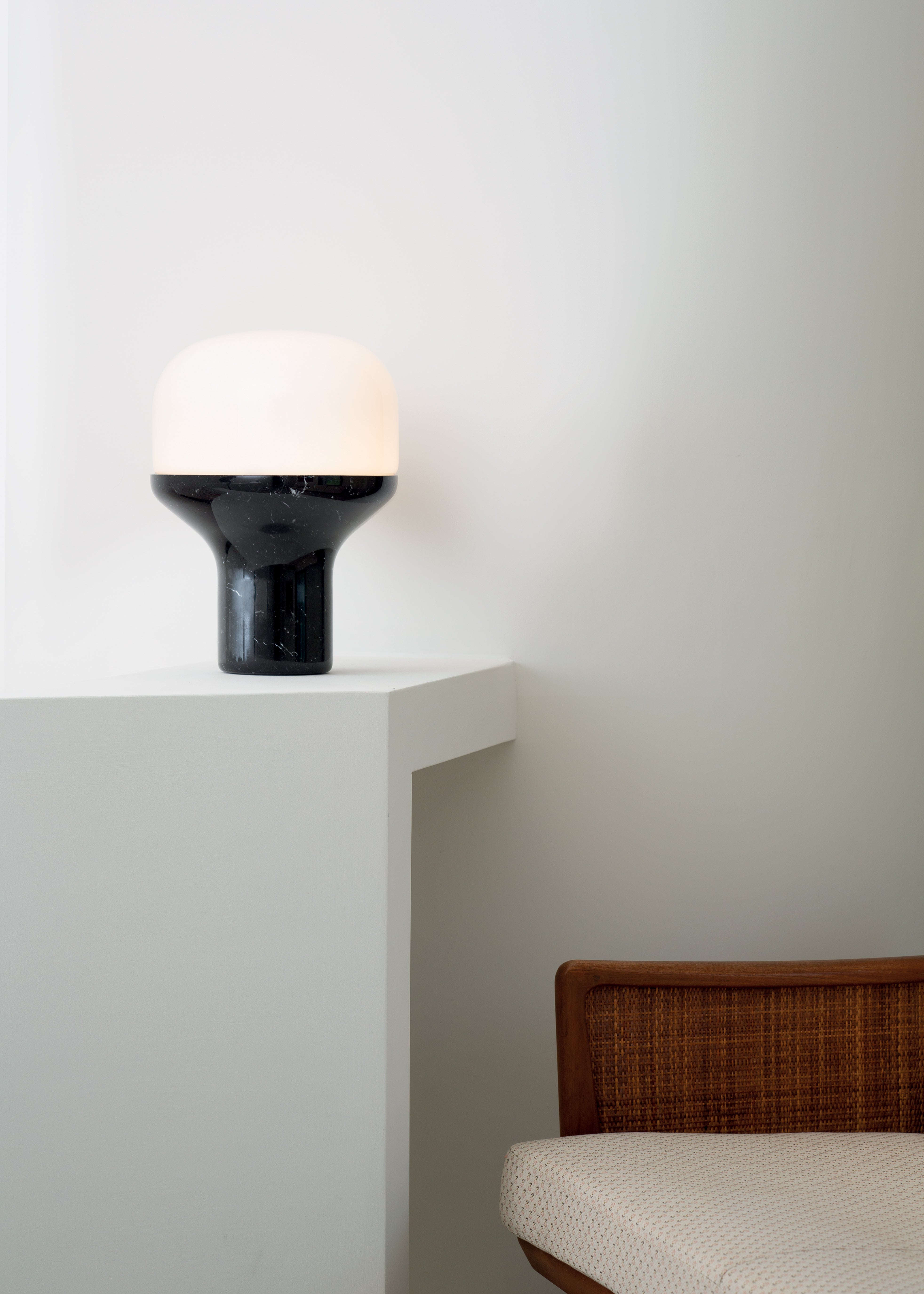 Stolní lampa DELUX s opálovým sklem a černým podstavcem
