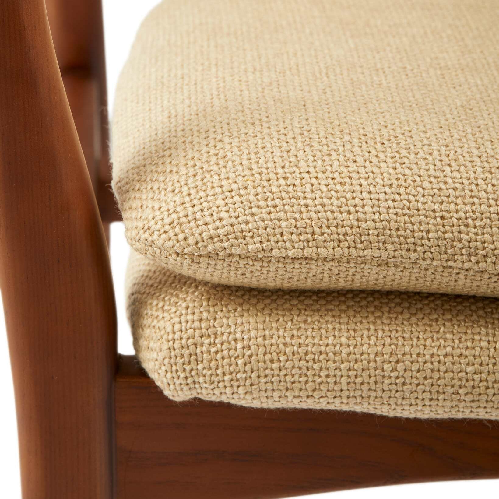 Křeslo PEGGY béžové s dřevěnou základnou