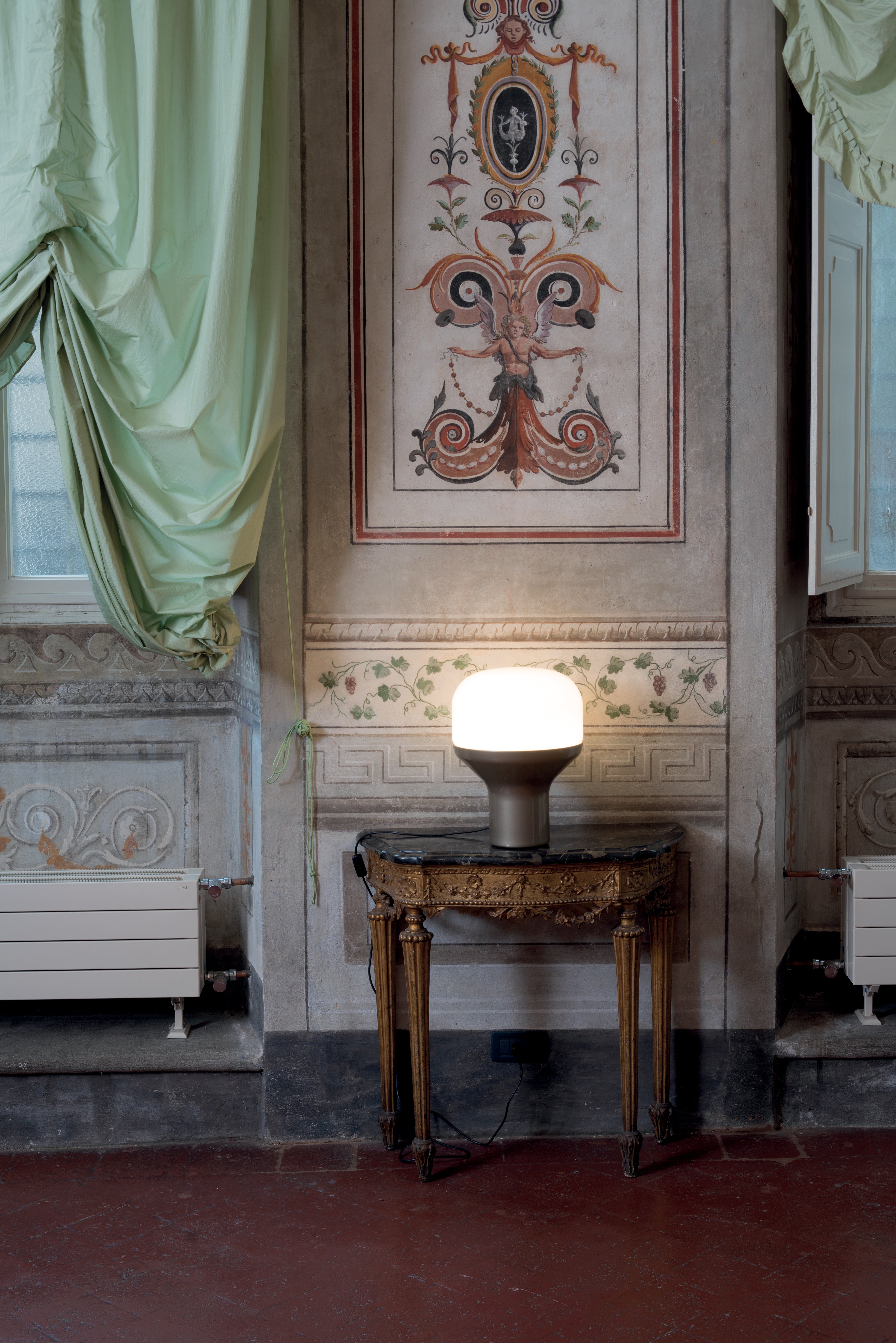 Stolní lampa DELUX s opálovým sklem a černým podstavcem