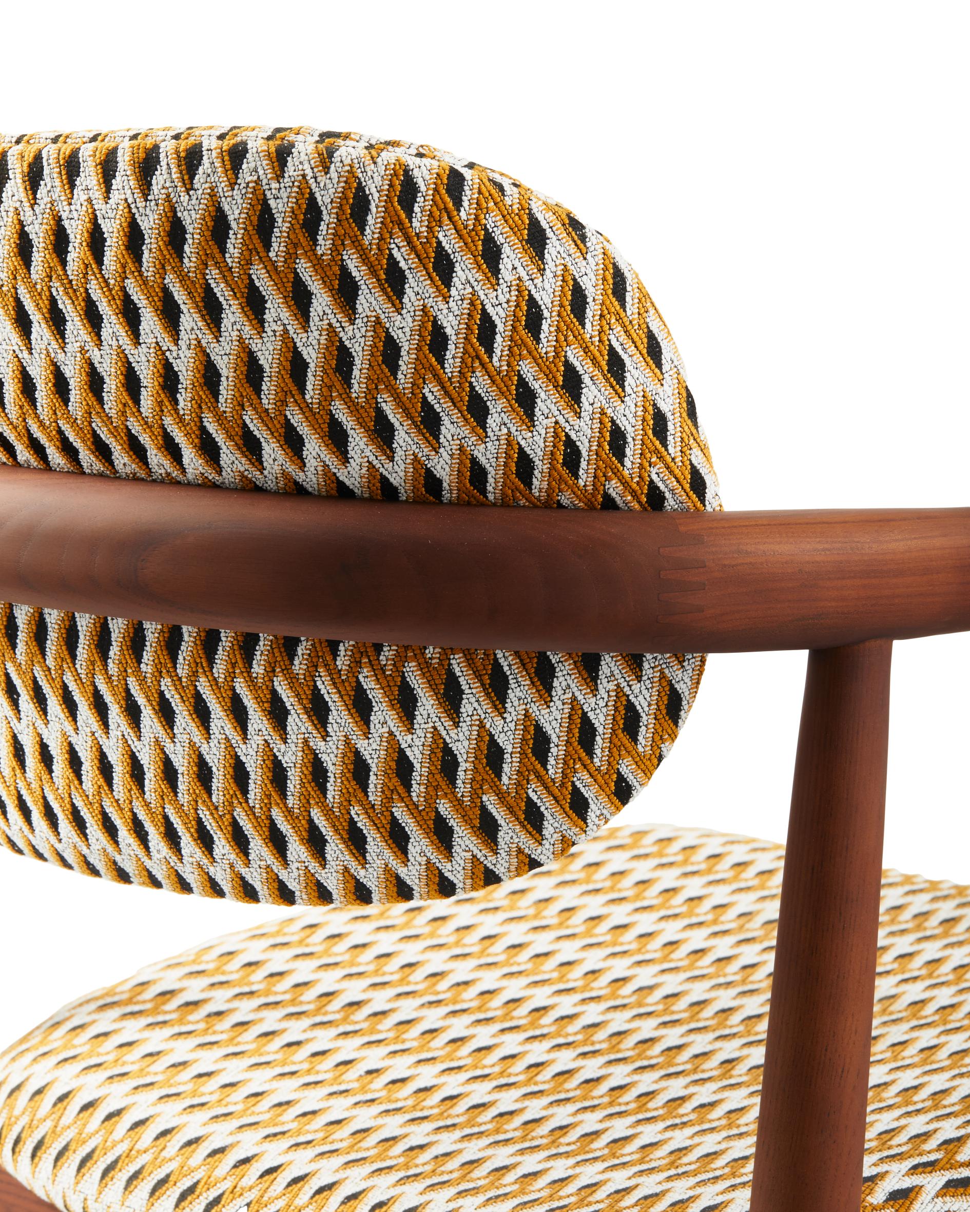 Křeslo s područkami HENRY orche v geometrickém vzoru se dřevěnou základnou