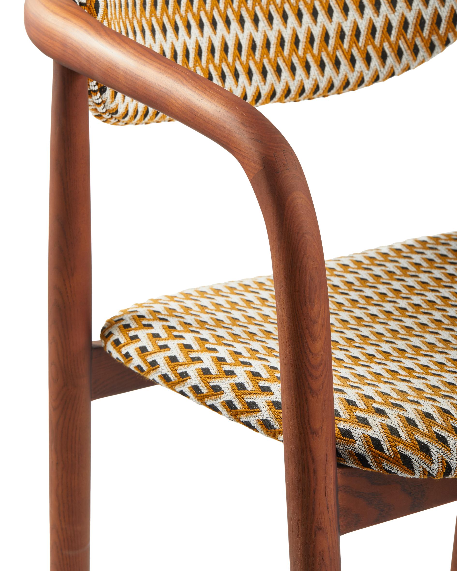 Křeslo s područkami HENRY orche v geometrickém vzoru se dřevěnou základnou