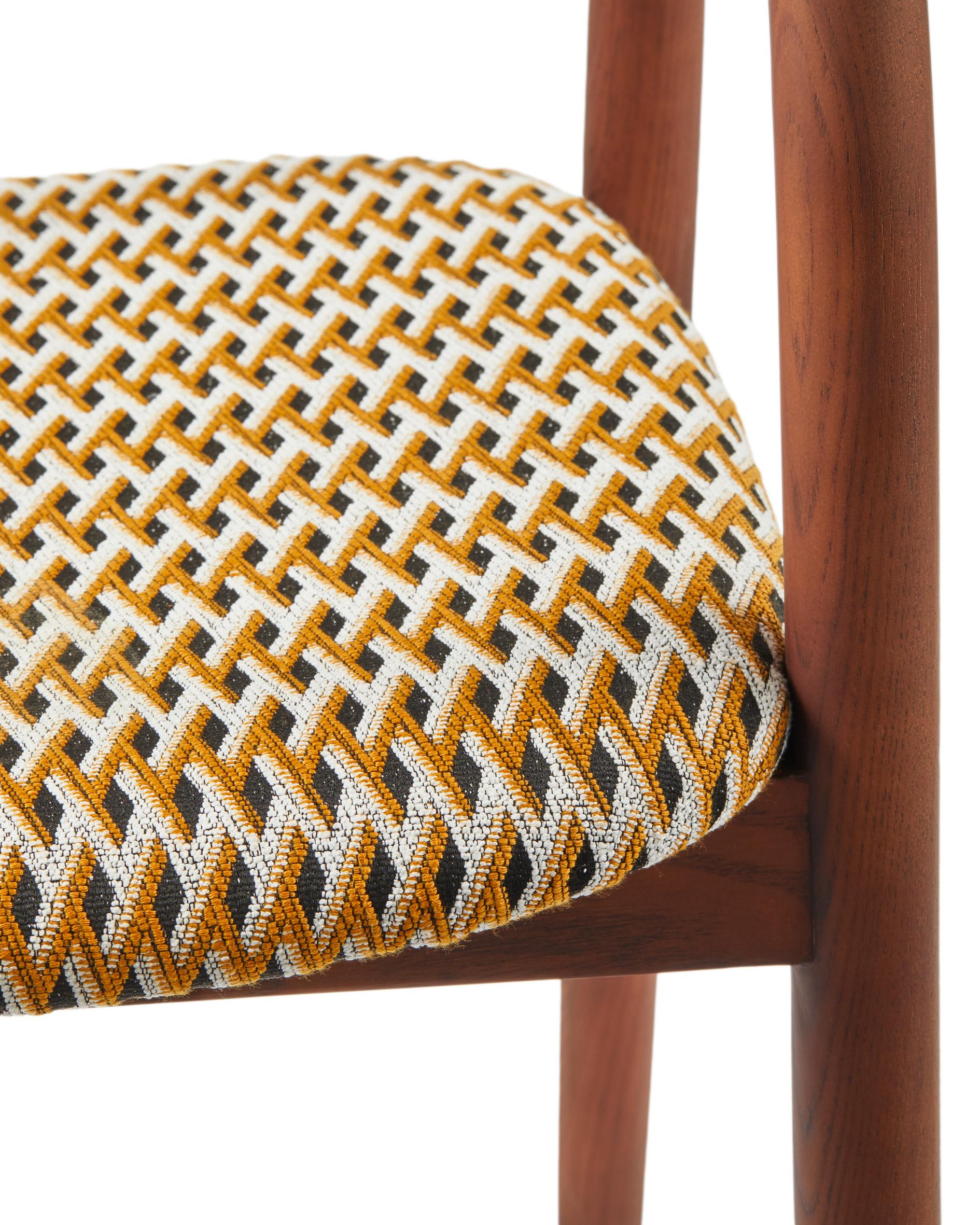 Křeslo s područkami HENRY orche v geometrickém vzoru se dřevěnou základnou