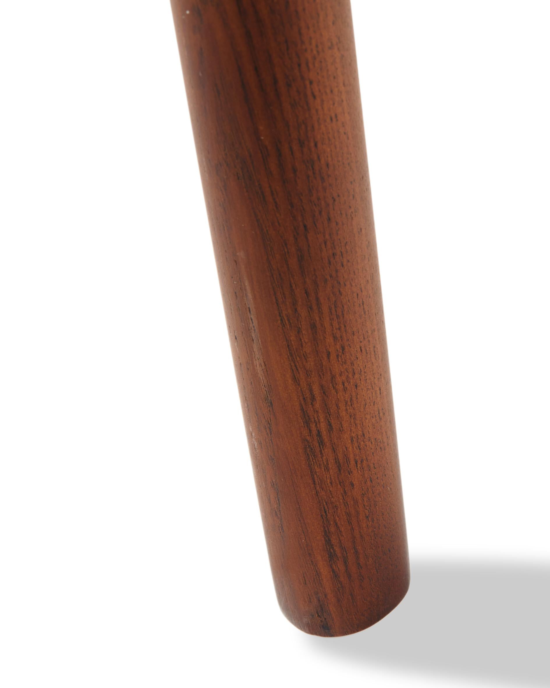 Křeslo s područkami HENRY orche v geometrickém vzoru se dřevěnou základnou