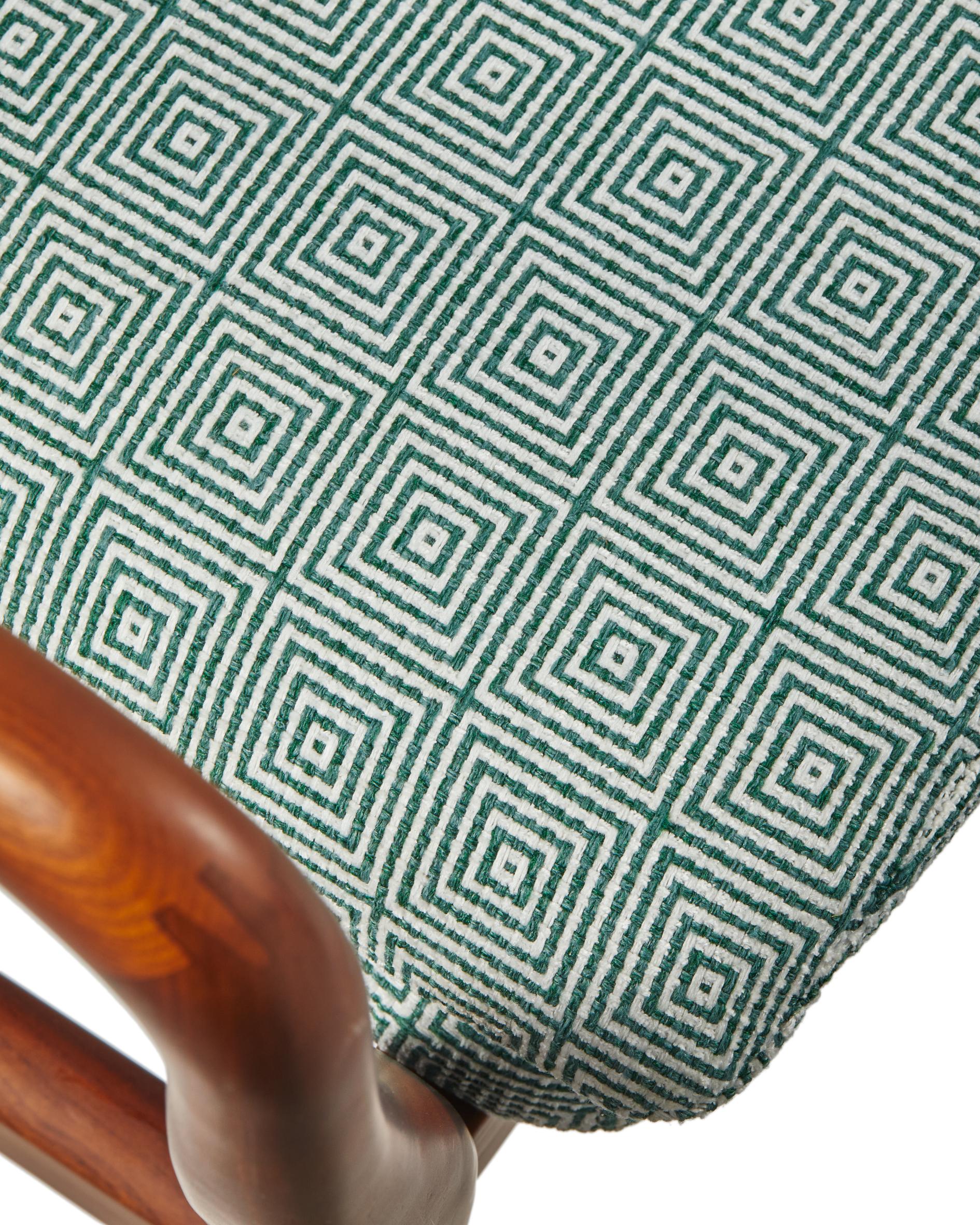 Křeslo PEGGY zelené s geometrickými vzory a dřevěnou základnou