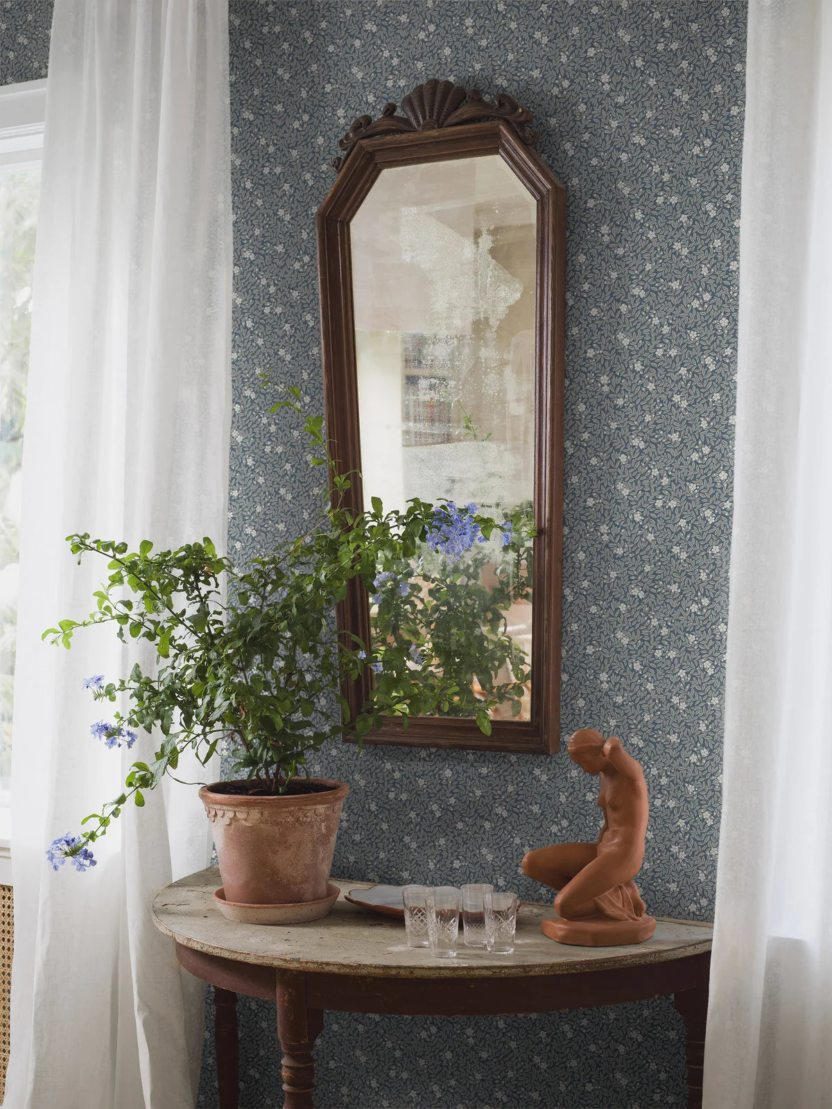 Wallpaper with a floral pattern of flowers and leaves MYRTEN blue with white