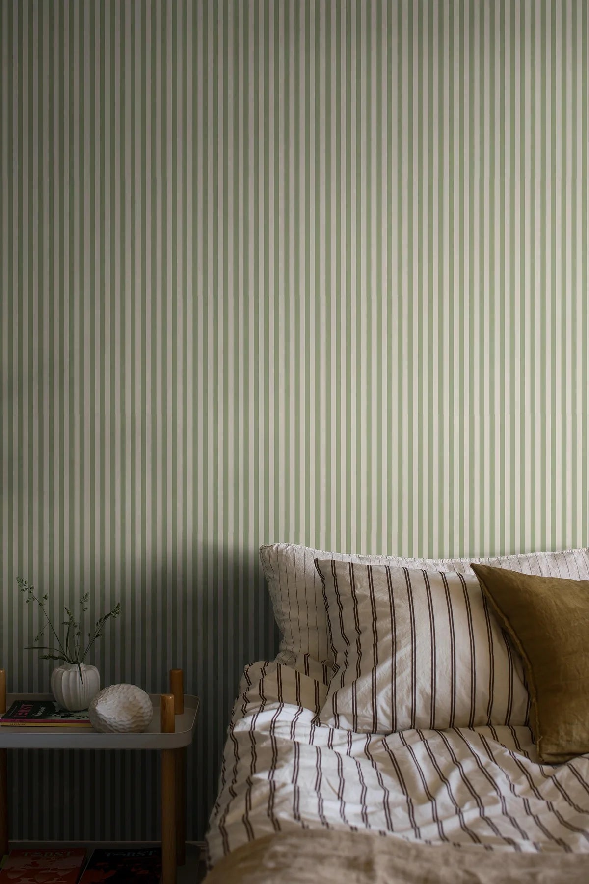 Tapeta s pruhovaným vzorem MÖLLE STRIPE zelená s béžovou