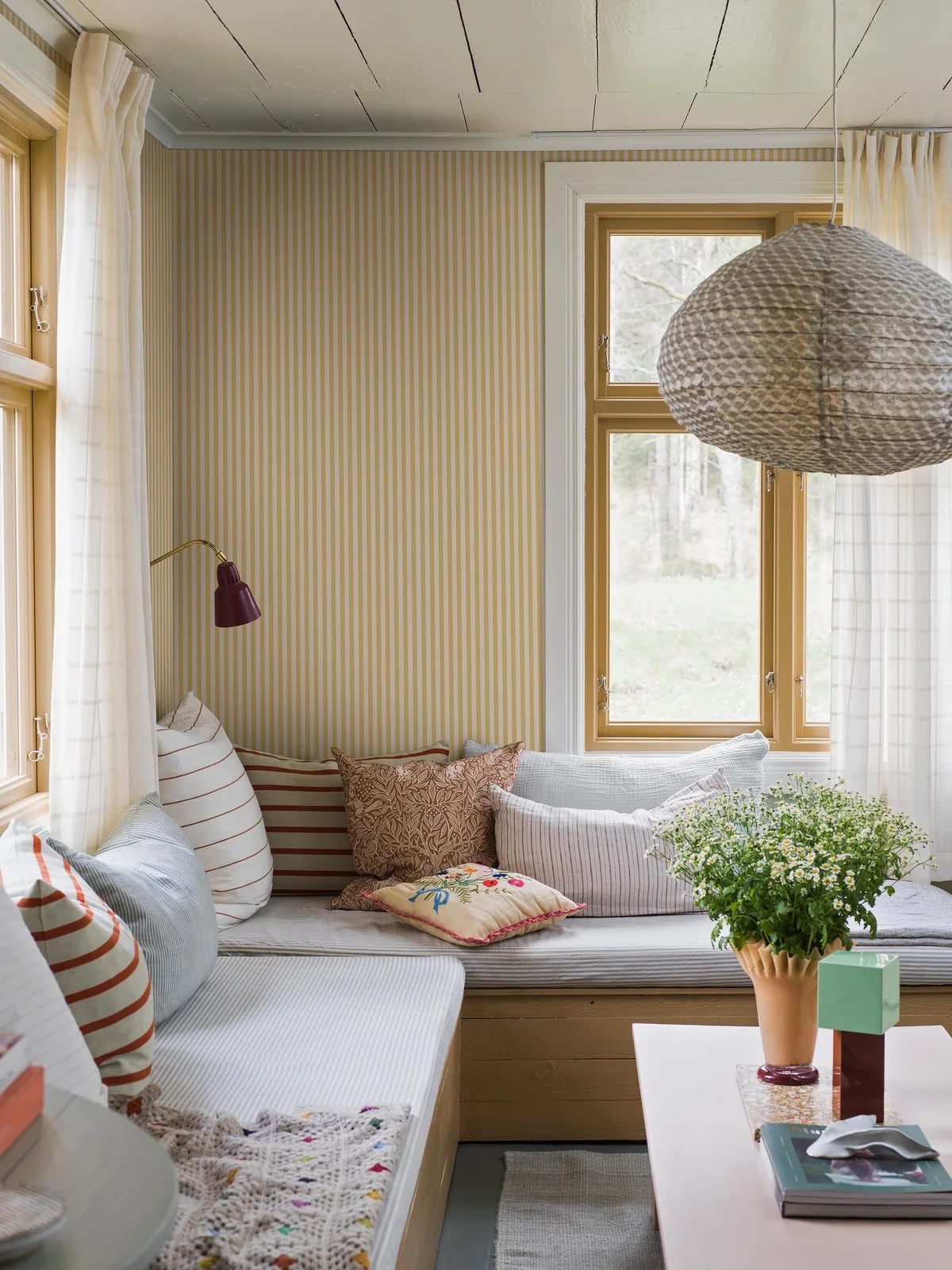 Tapeta s pruhovaným vzorem MÖLLE STRIPE žlutá s bílou