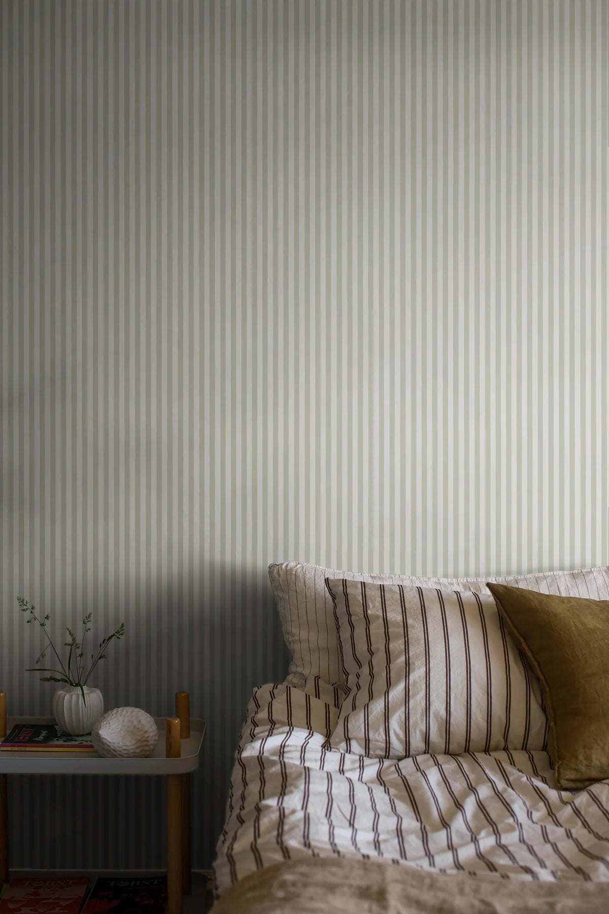 Tapeta s pruhovaným vzorem MÖLLE STRIPE šedá s béžovou